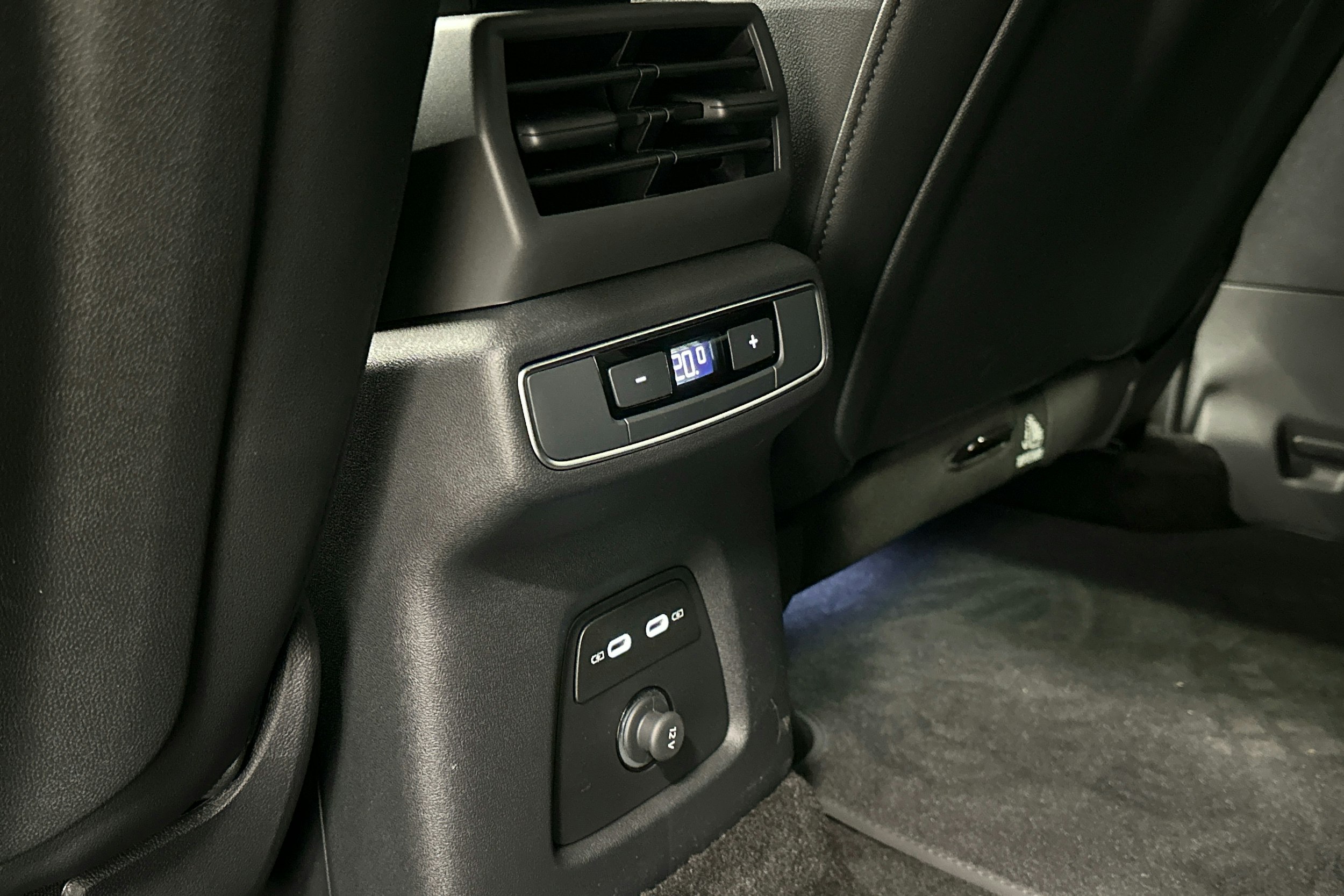 valkoinen Audi Q4 e-tron 2024 kuva 24.