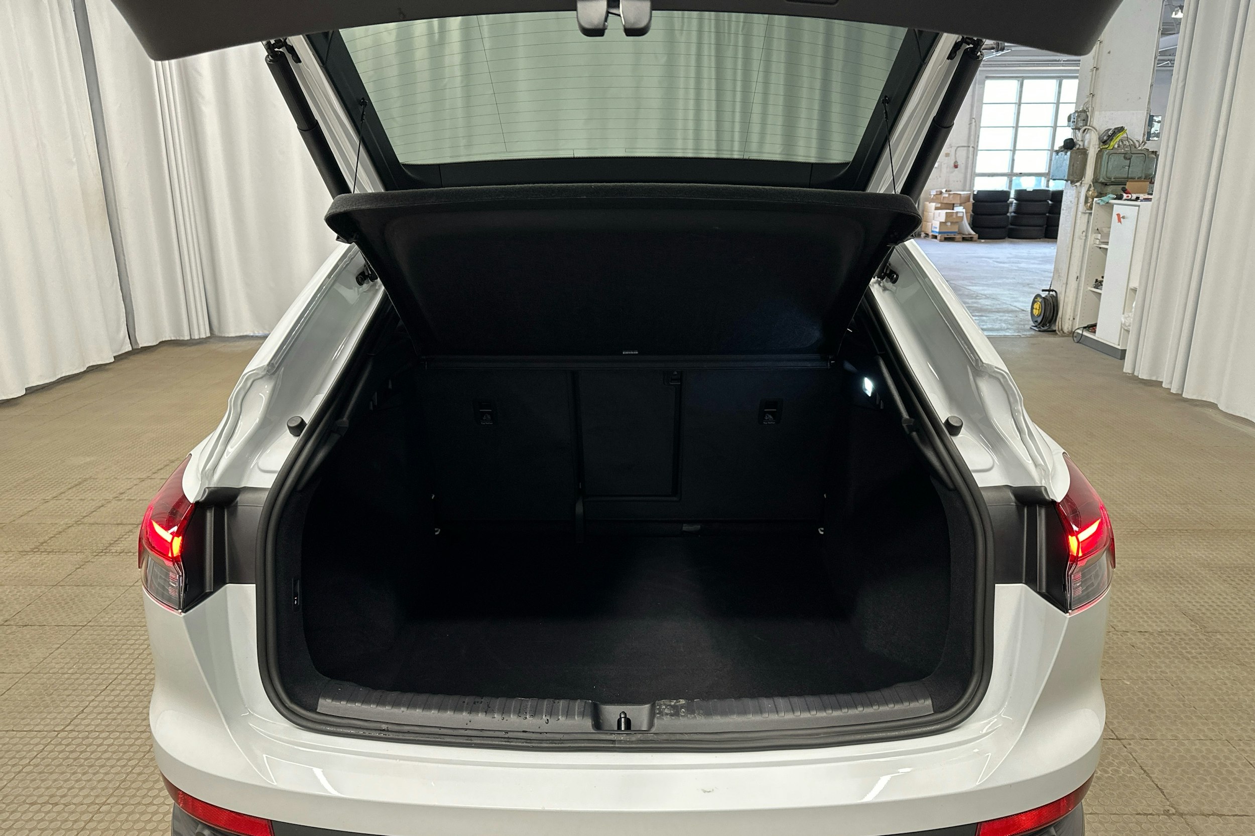 valkoinen Audi Q4 e-tron 2024 kuva 25.