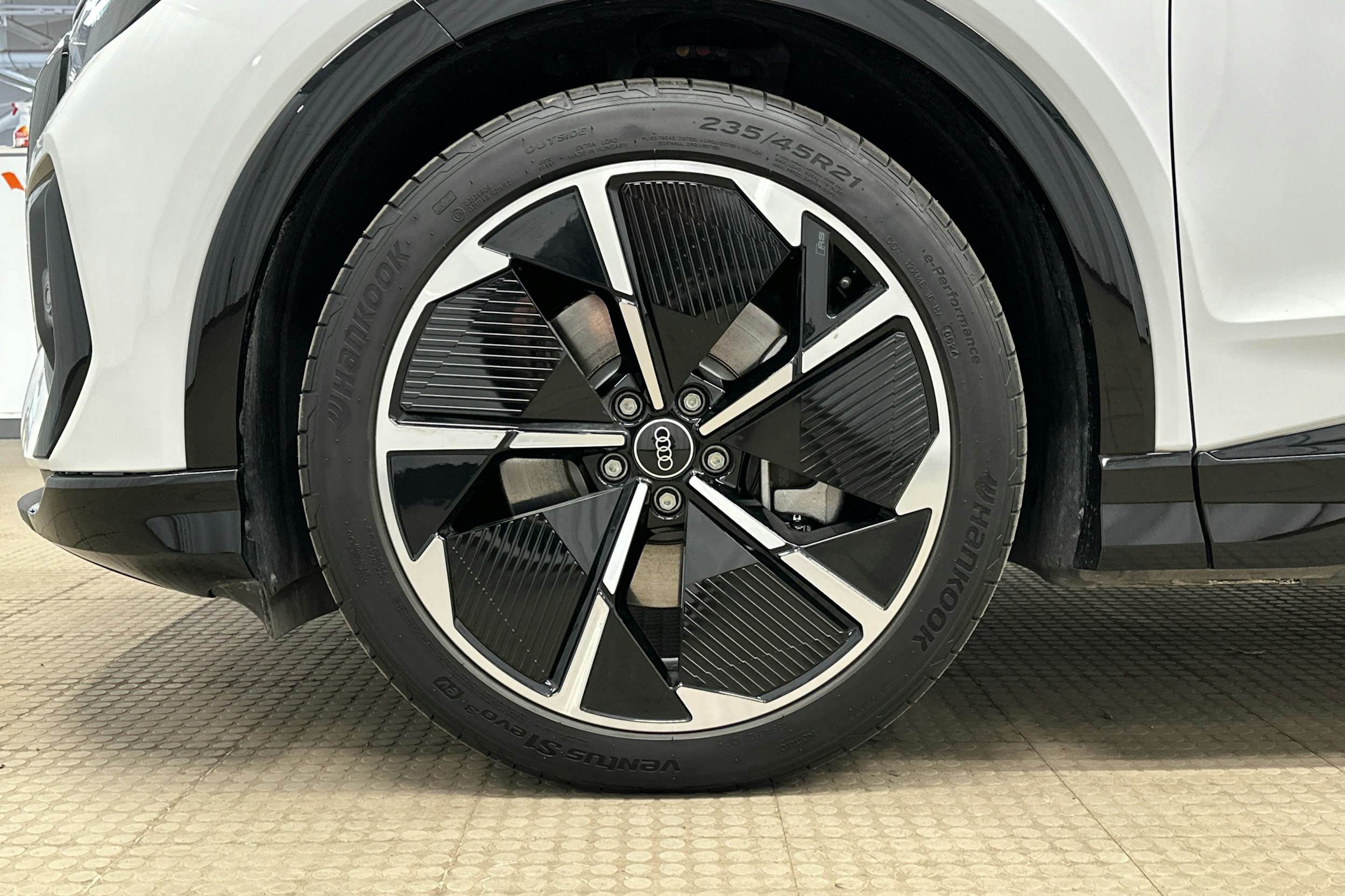 valkoinen Audi Q4 e-tron 2024 kuva 28.