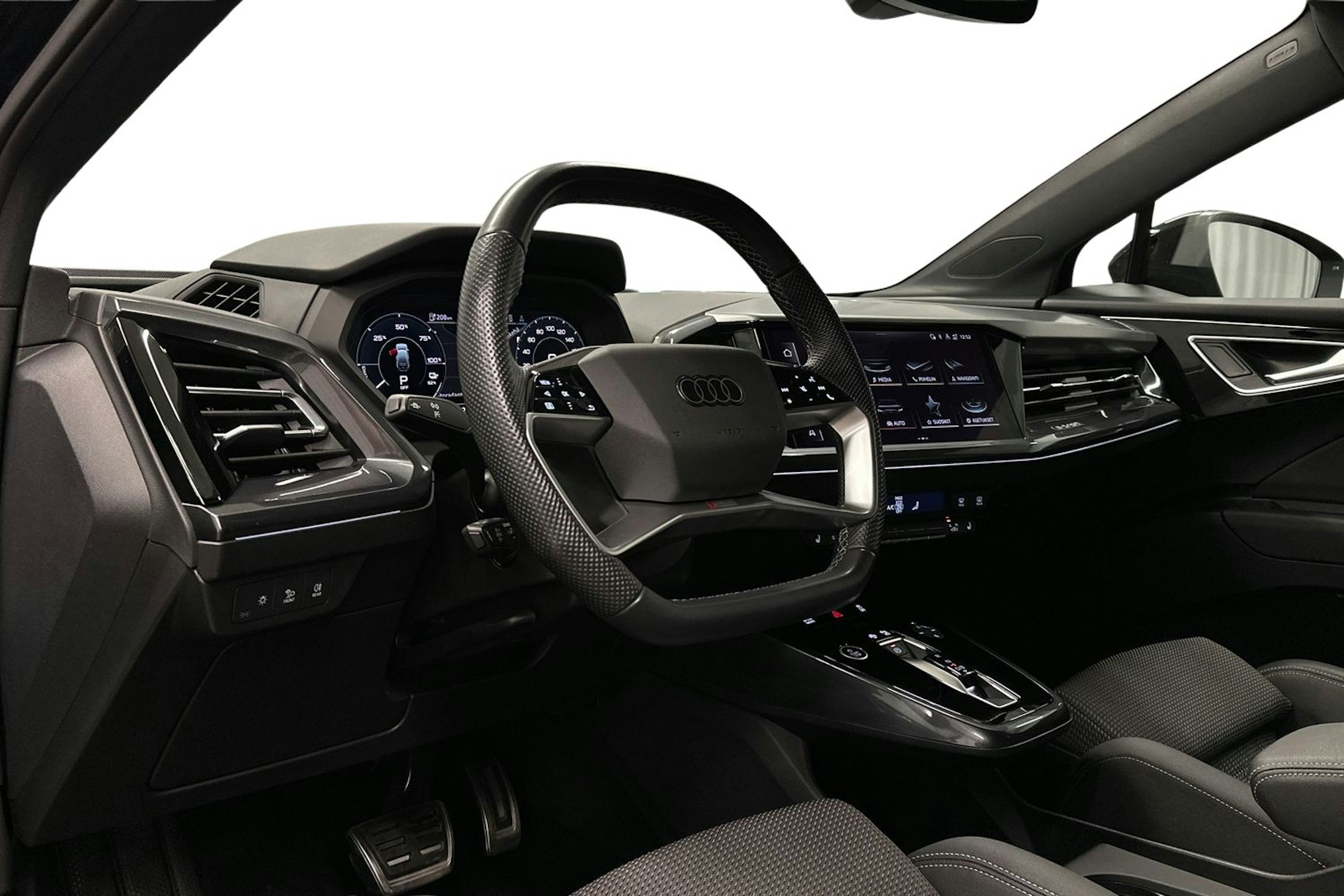 musta Audi Q4 e-tron 2024 kuva 6.