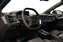 musta Audi Q4 e-tron 2024 kuva 6.
