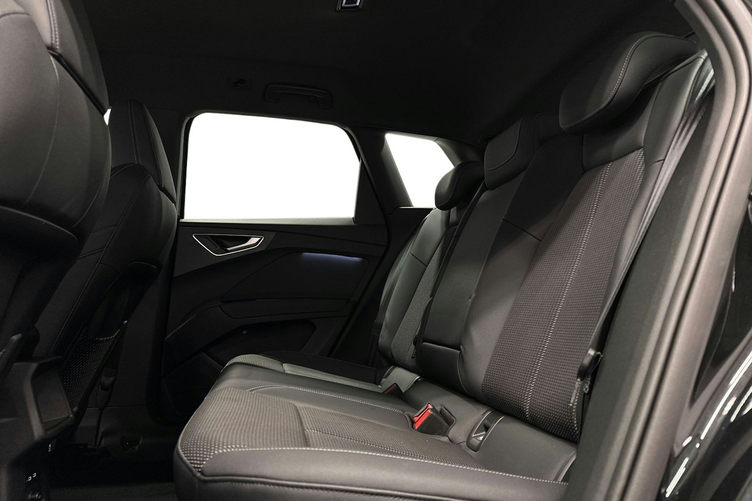 musta Audi Q4 e-tron 2024 kuva 8.
