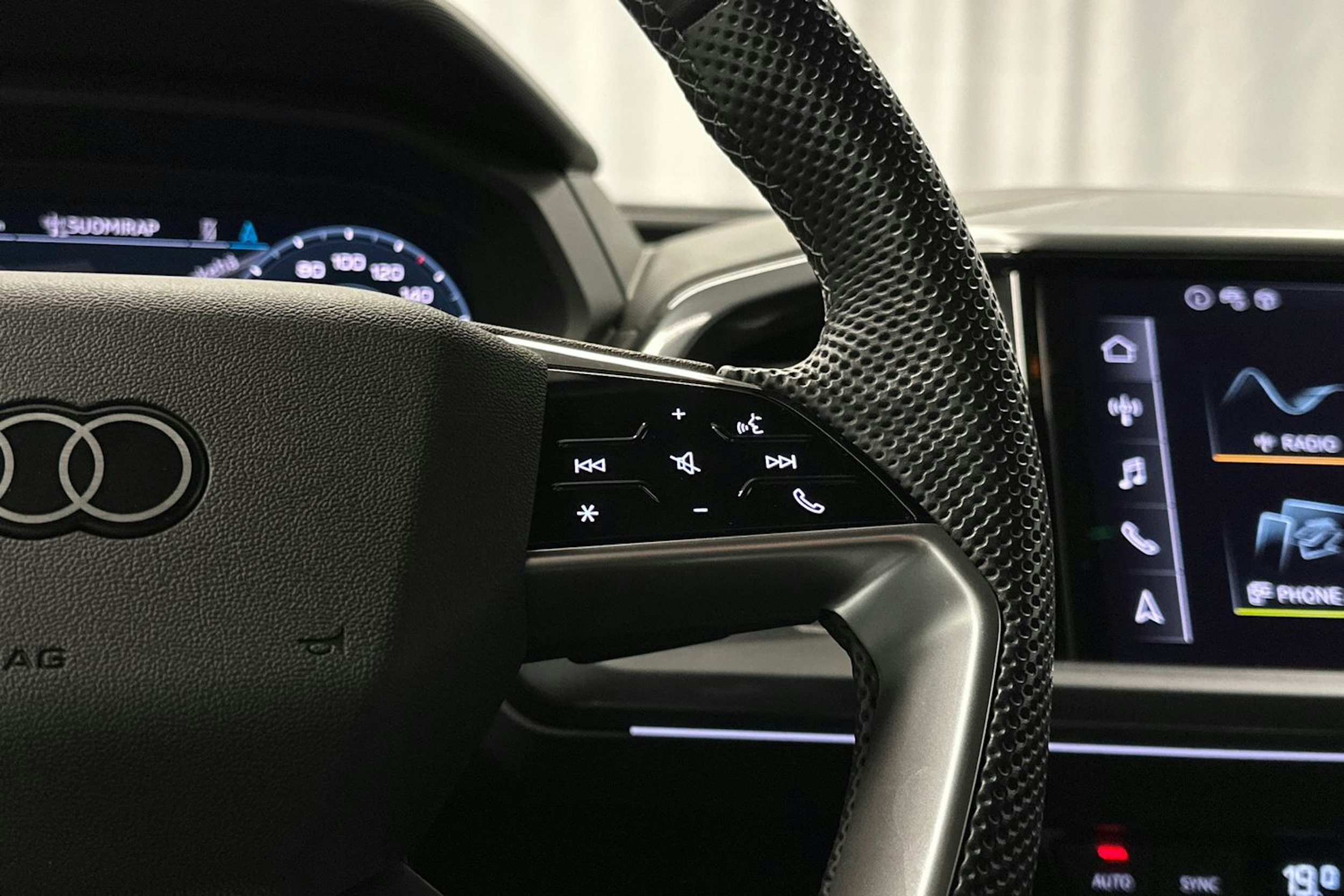musta Audi Q4 e-tron 2024 kuva 13.