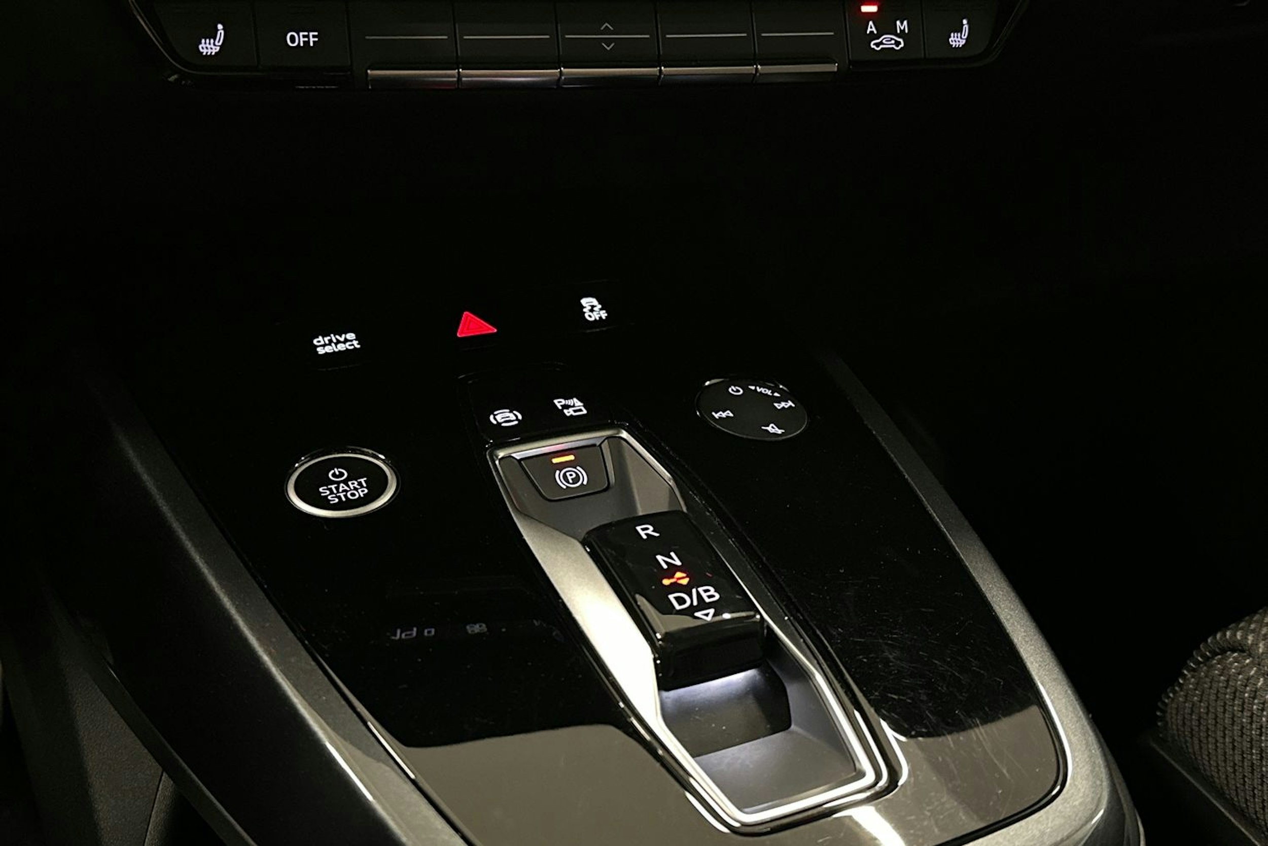 musta Audi Q4 e-tron 2024 kuva 16.