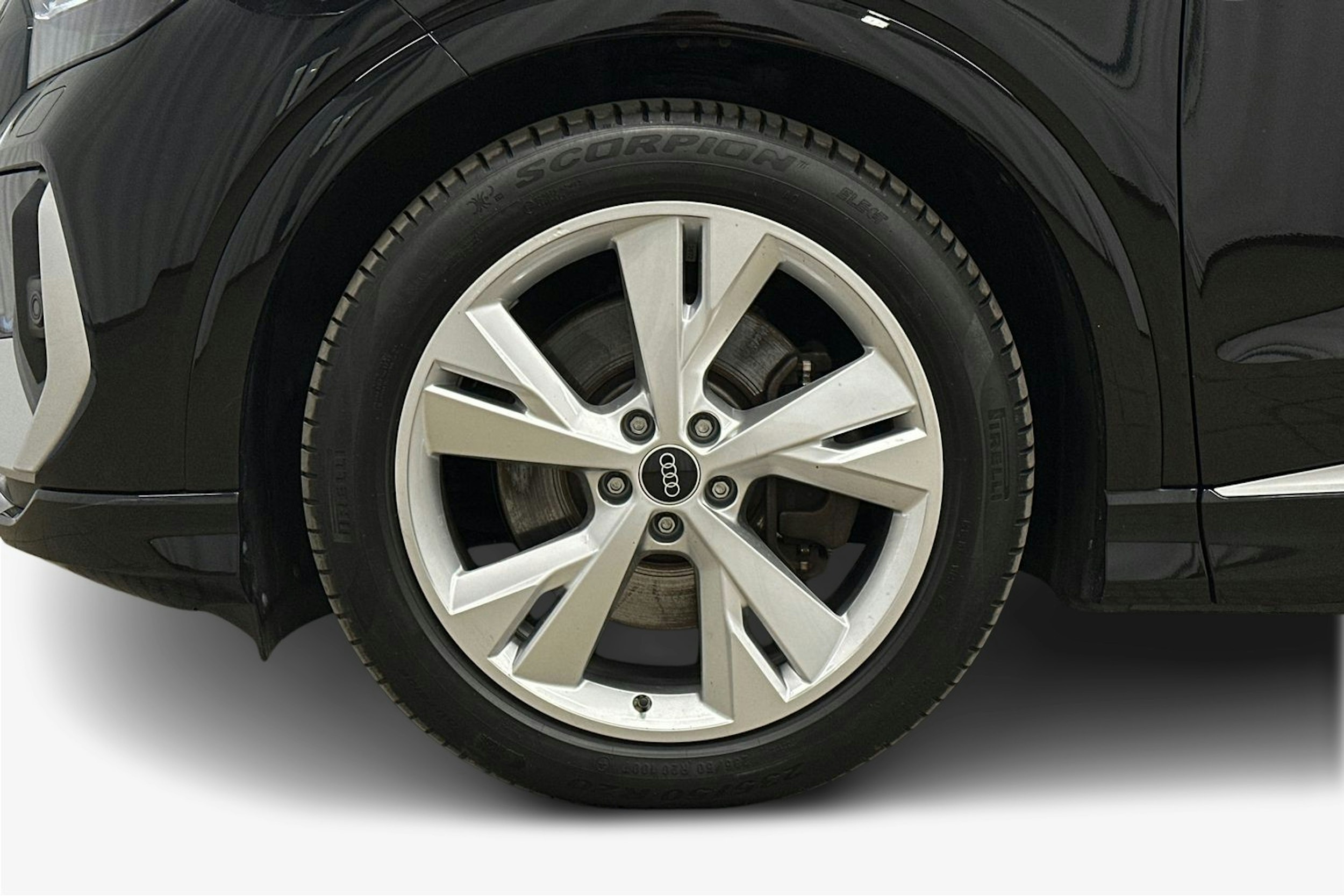 musta Audi Q4 e-tron 2024 kuva 29.