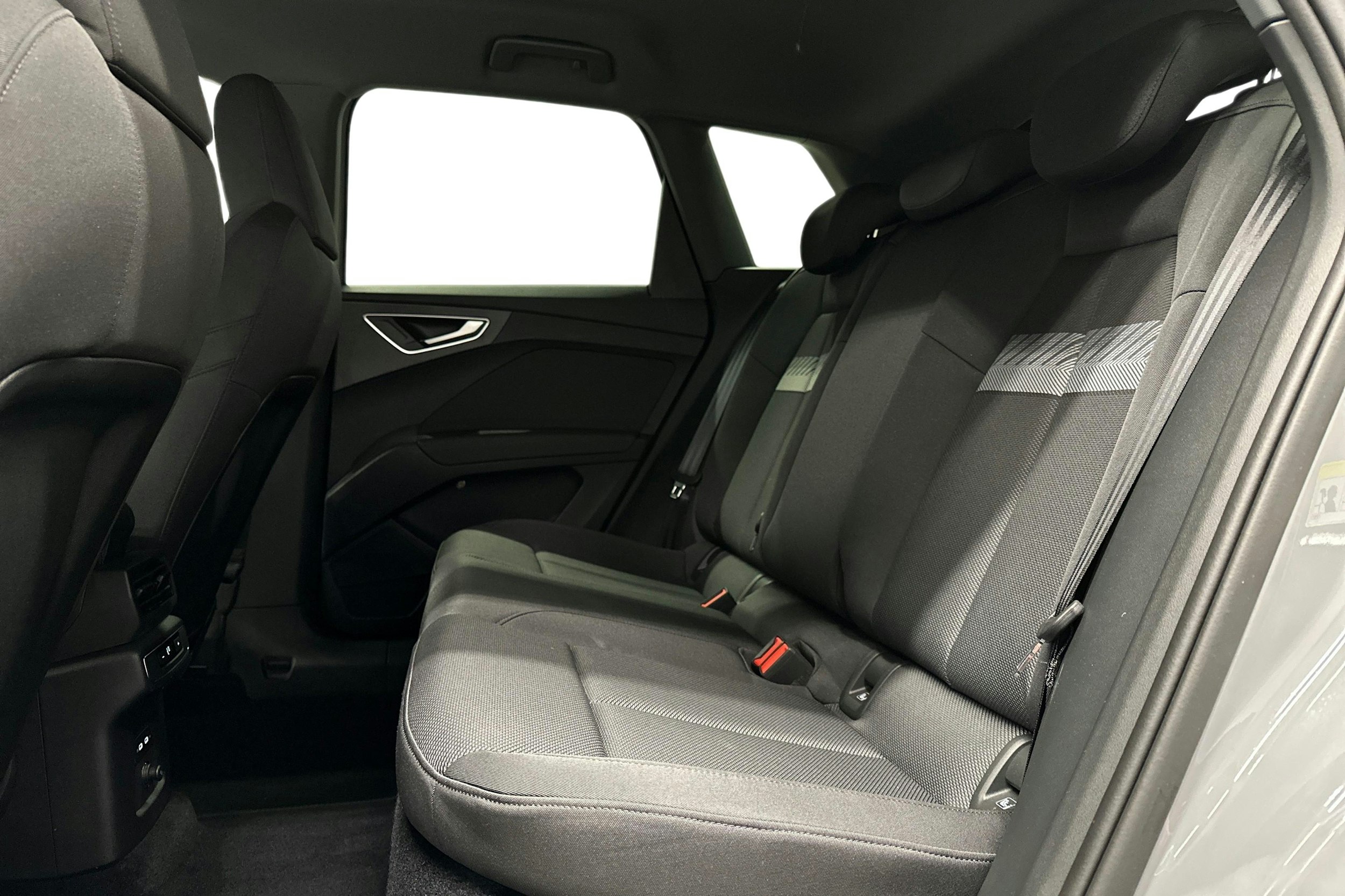 harmaa Audi Q4 e-tron 2024 kuva 8.