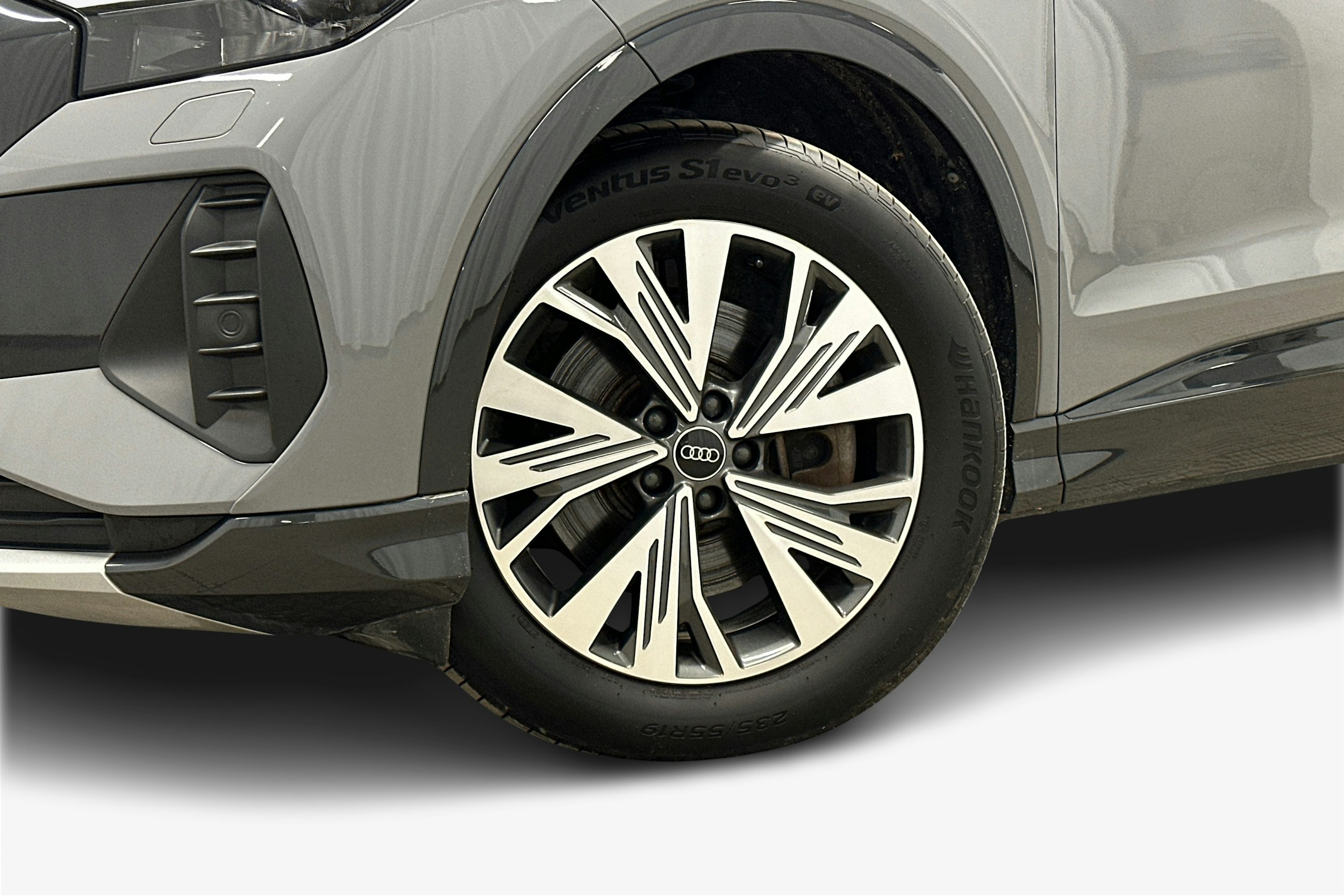 harmaa Audi Q4 e-tron 2024 kuva 9.