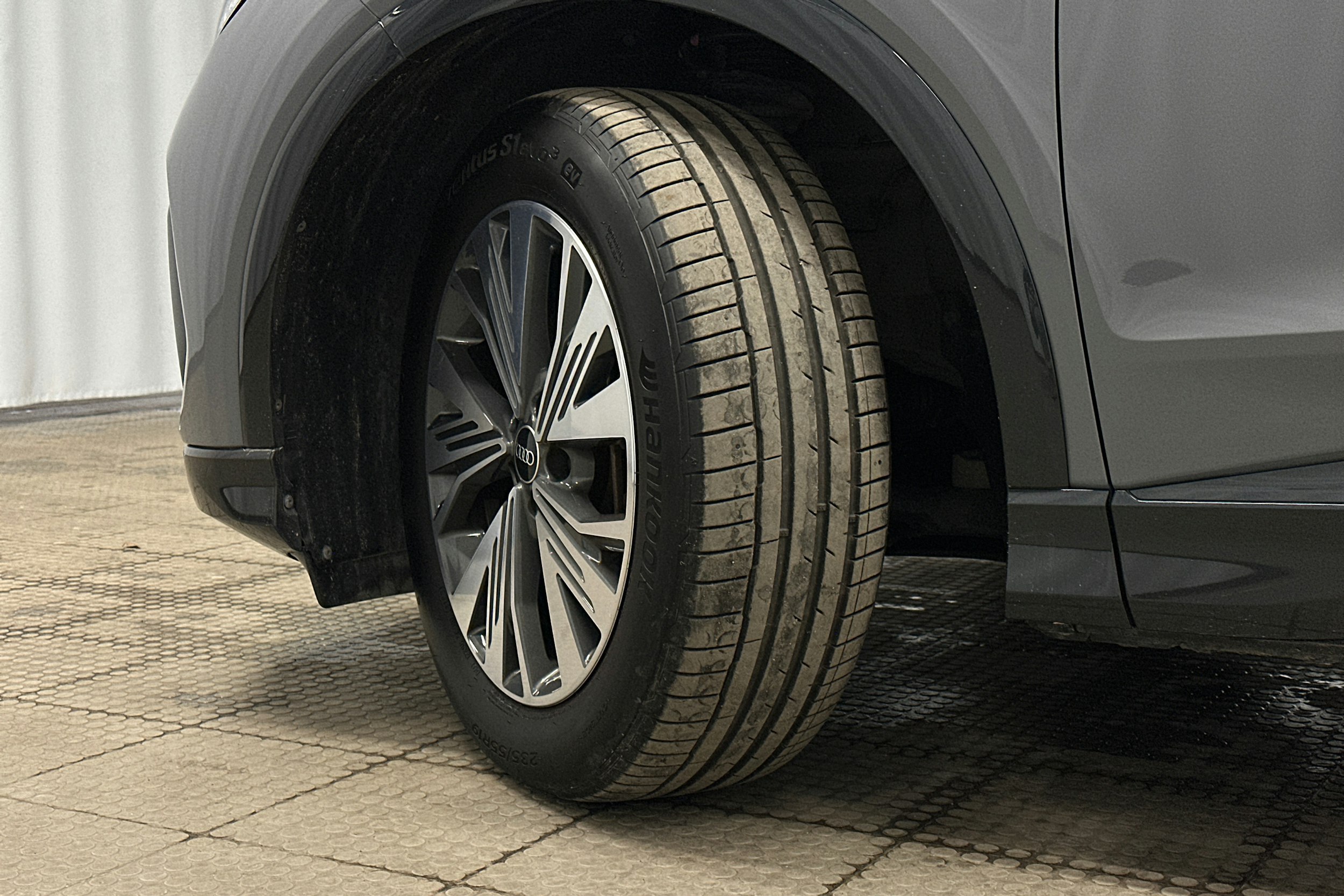 harmaa Audi Q4 e-tron 2024 kuva 10.