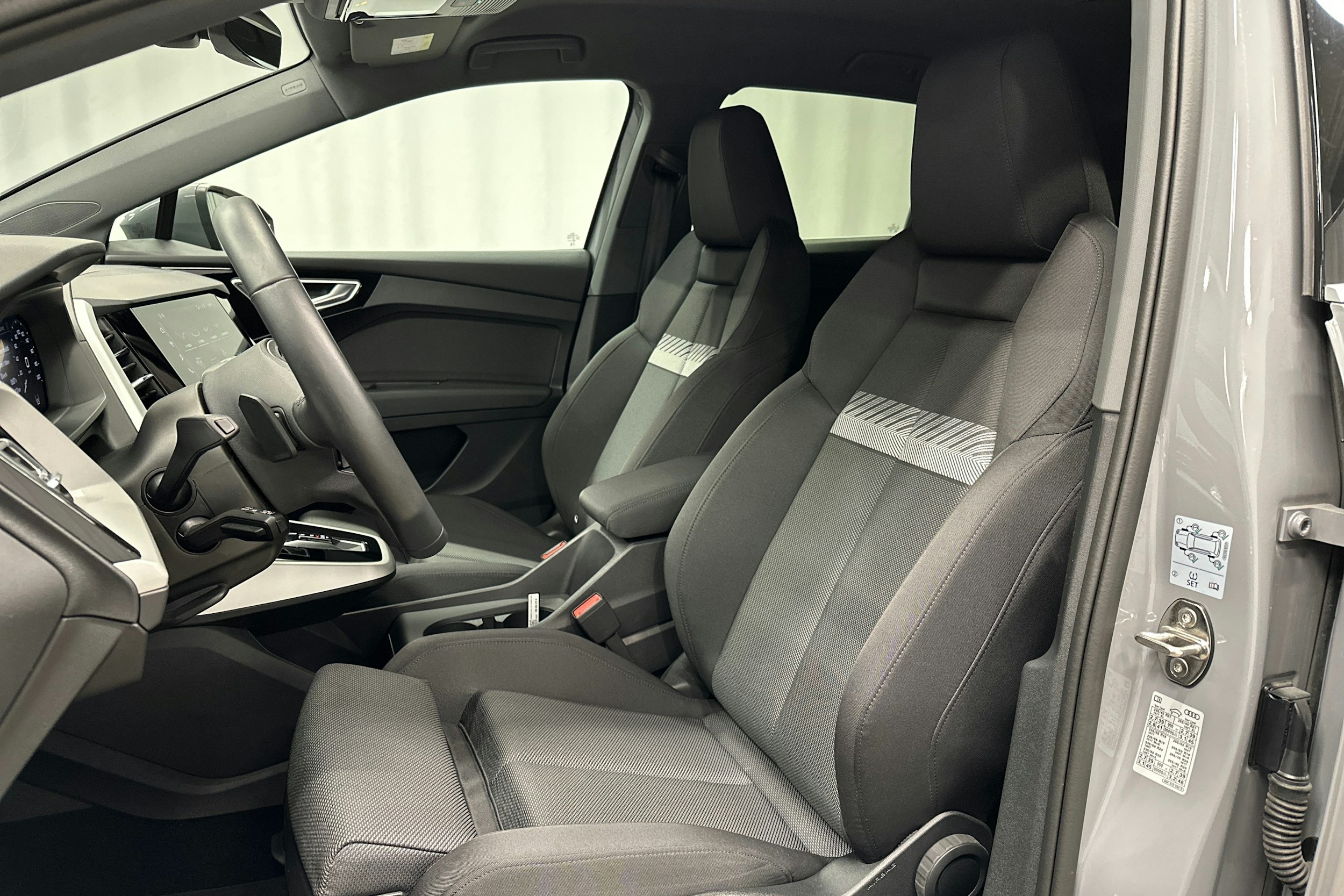harmaa Audi Q4 e-tron 2024 kuva 15.