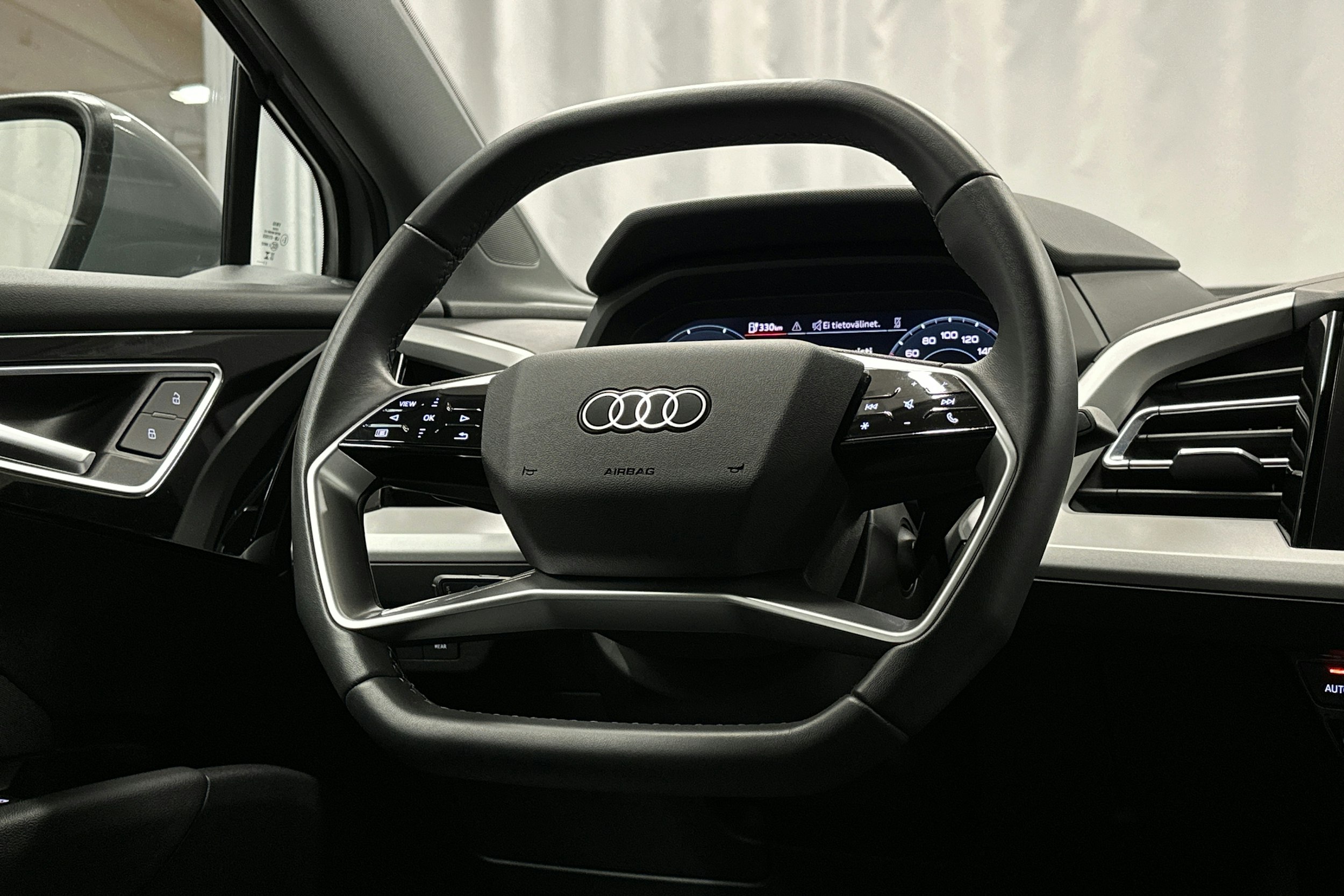 harmaa Audi Q4 e-tron 2024 kuva 16.