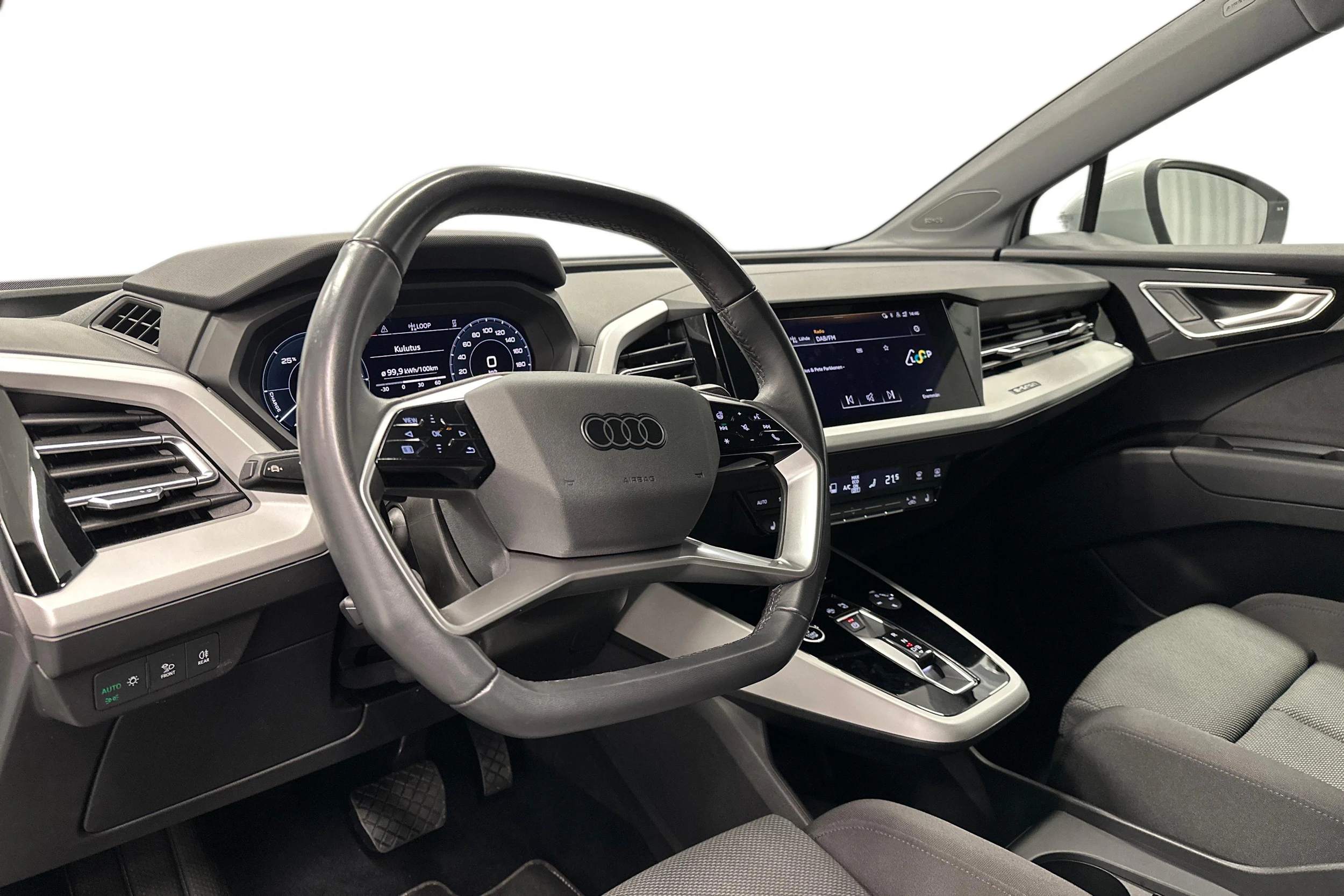 valkoinen Audi Q4 e-tron 2024 kuva 8.
