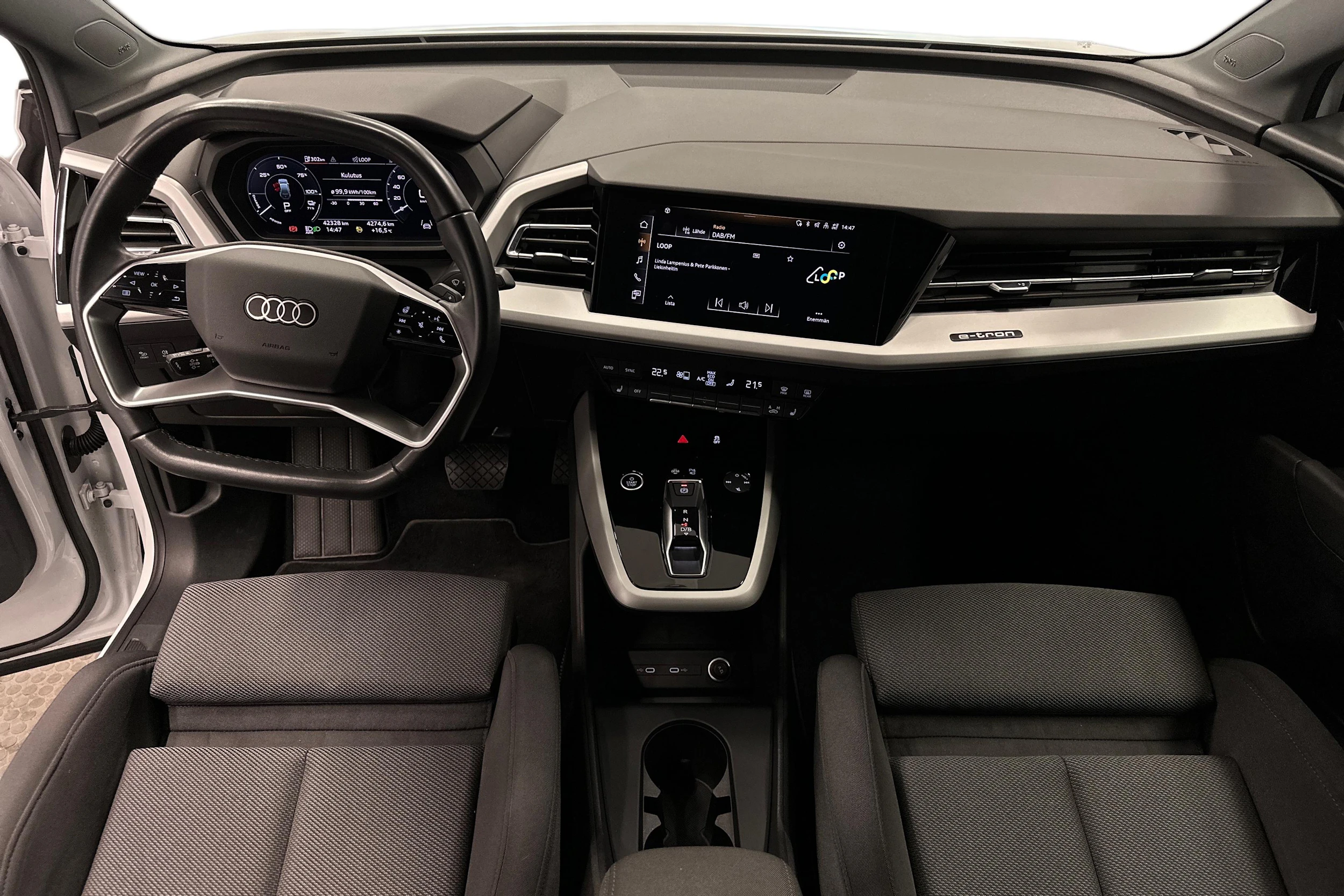 valkoinen Audi Q4 e-tron 2024 kuva 9.