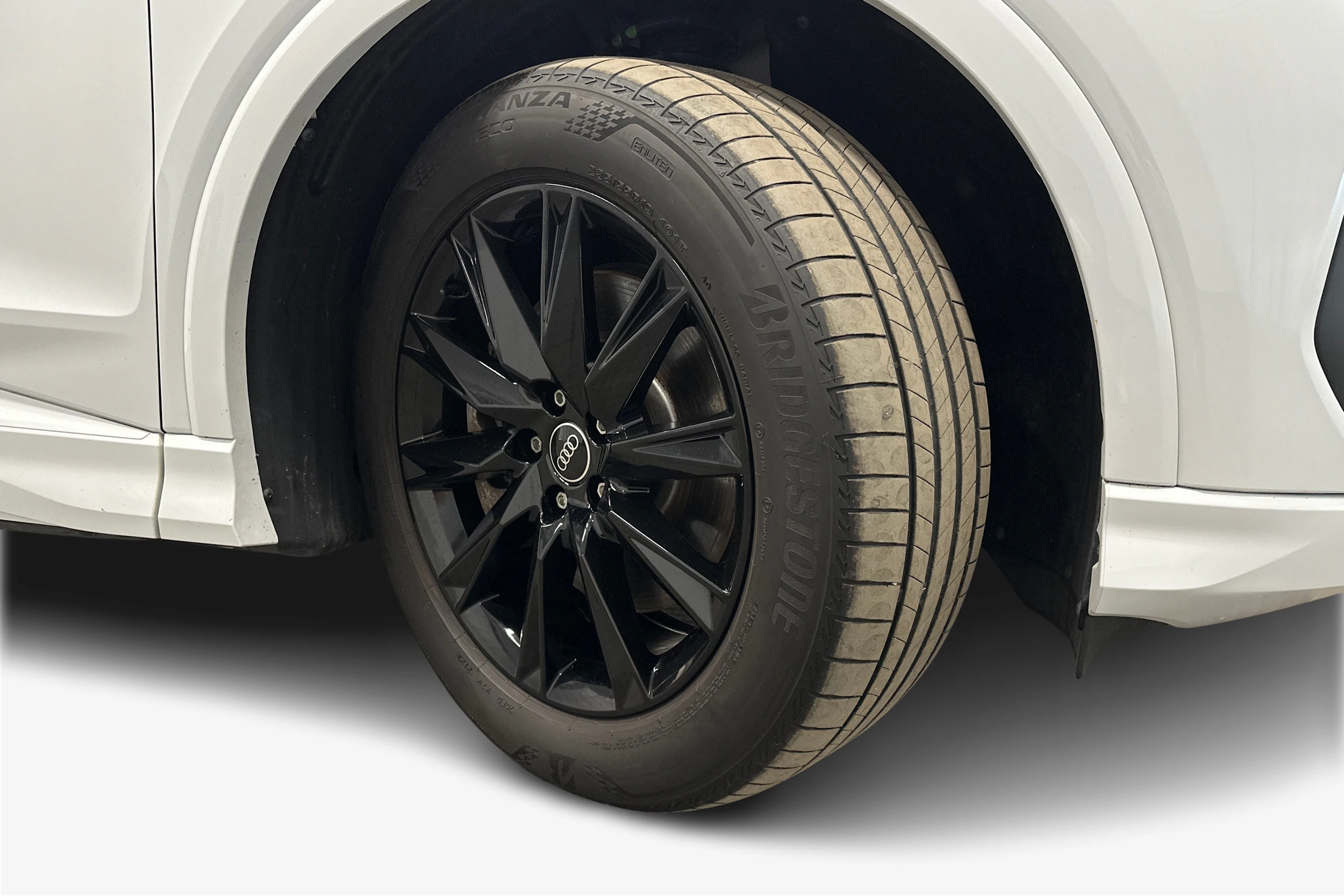 valkoinen Audi Q4 e-tron 2024 kuva 12.