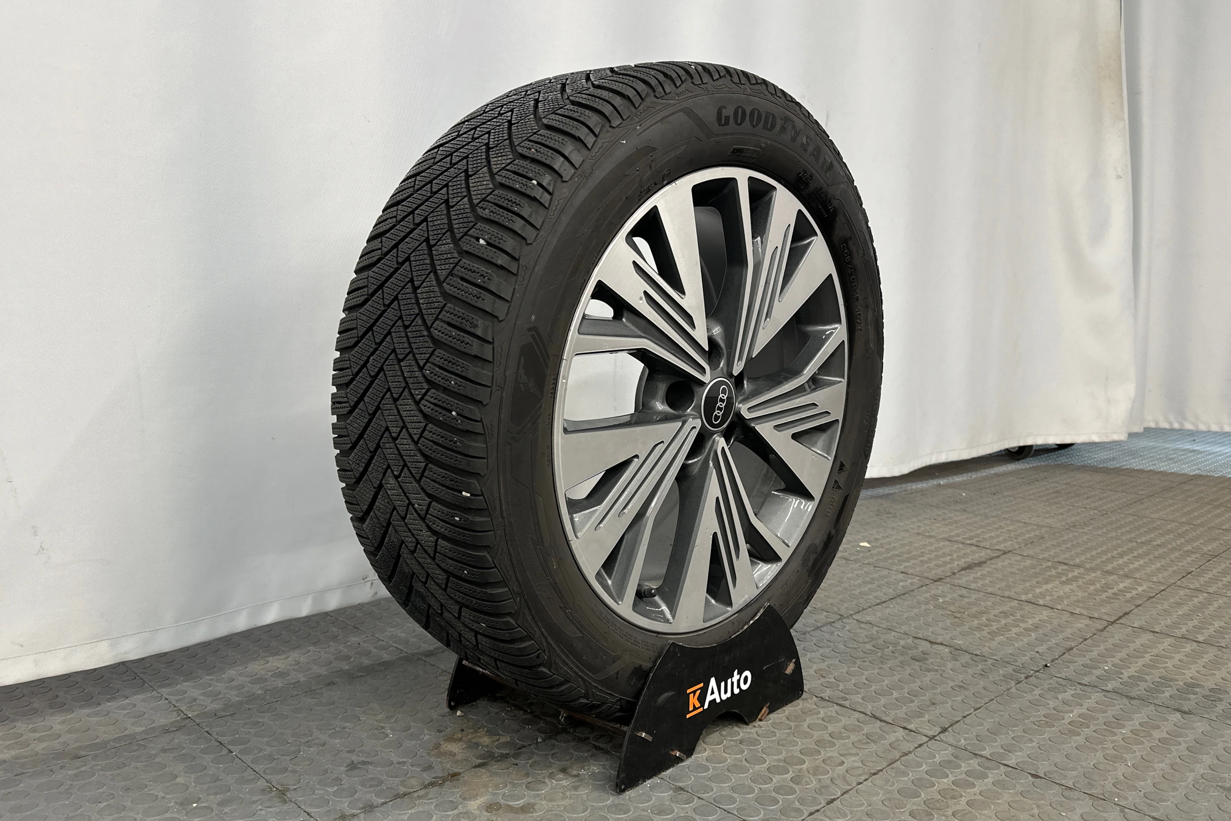 valkoinen Audi Q4 e-tron 2024 kuva 13.