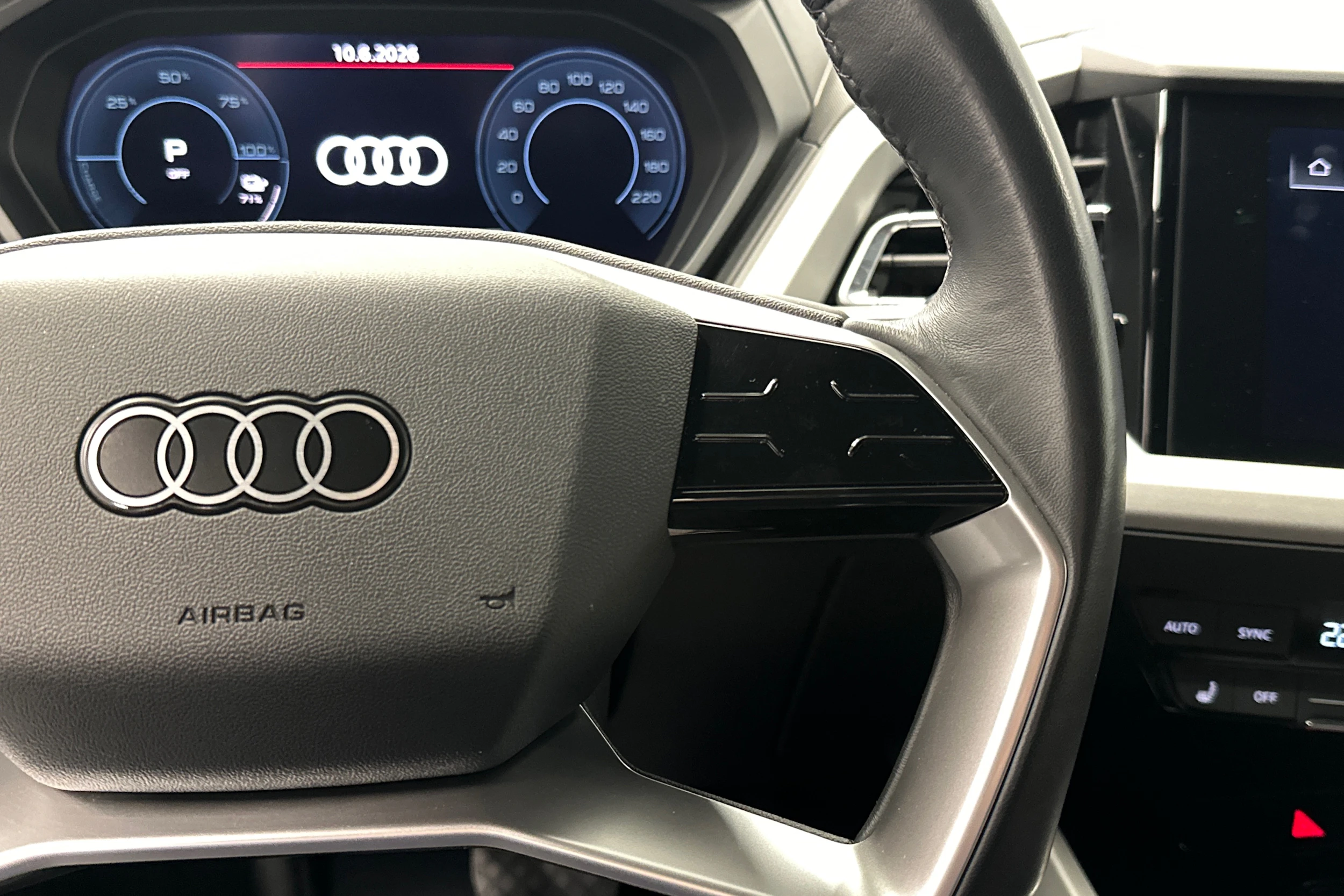valkoinen Audi Q4 e-tron 2024 kuva 16.