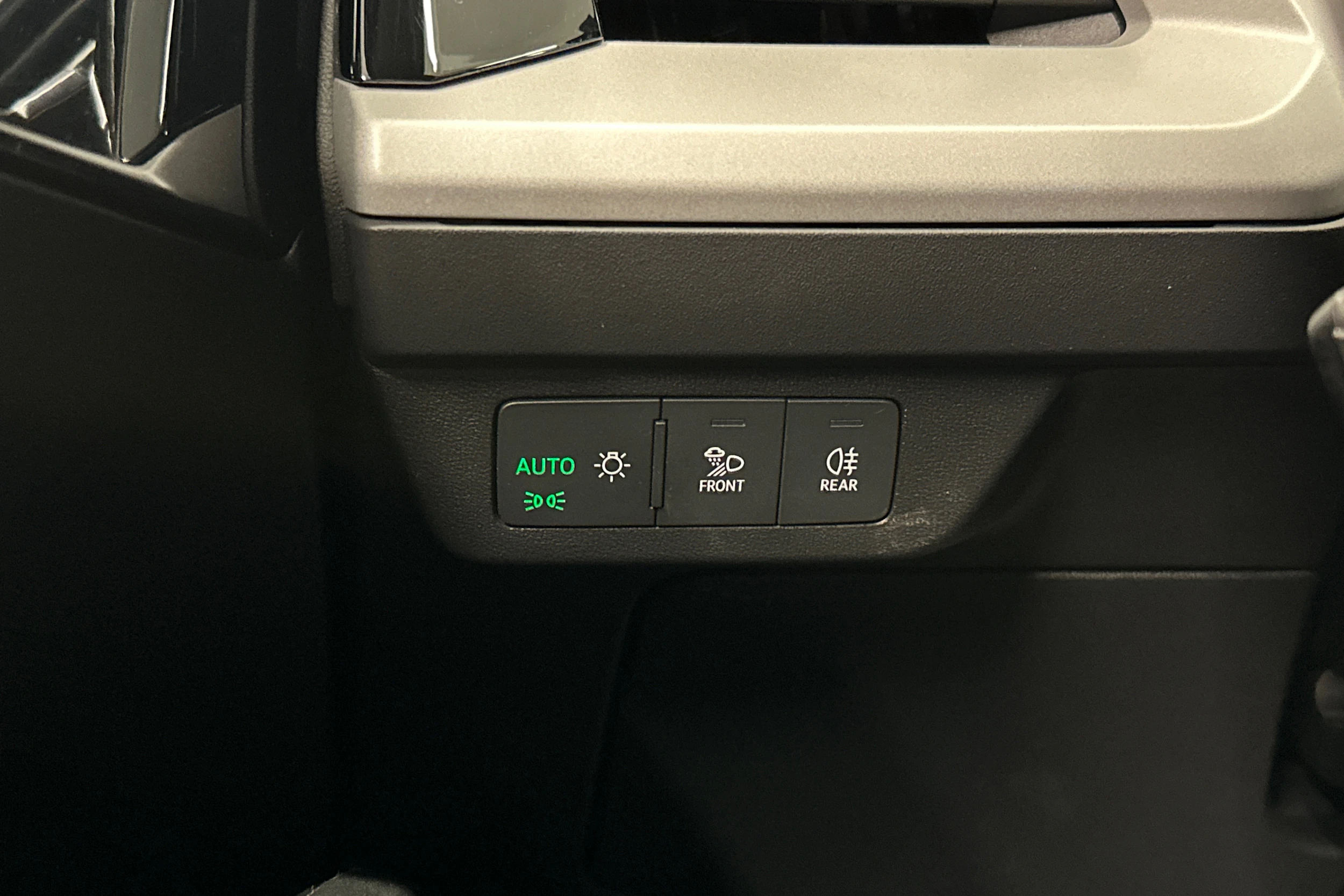 valkoinen Audi Q4 e-tron 2024 kuva 18.