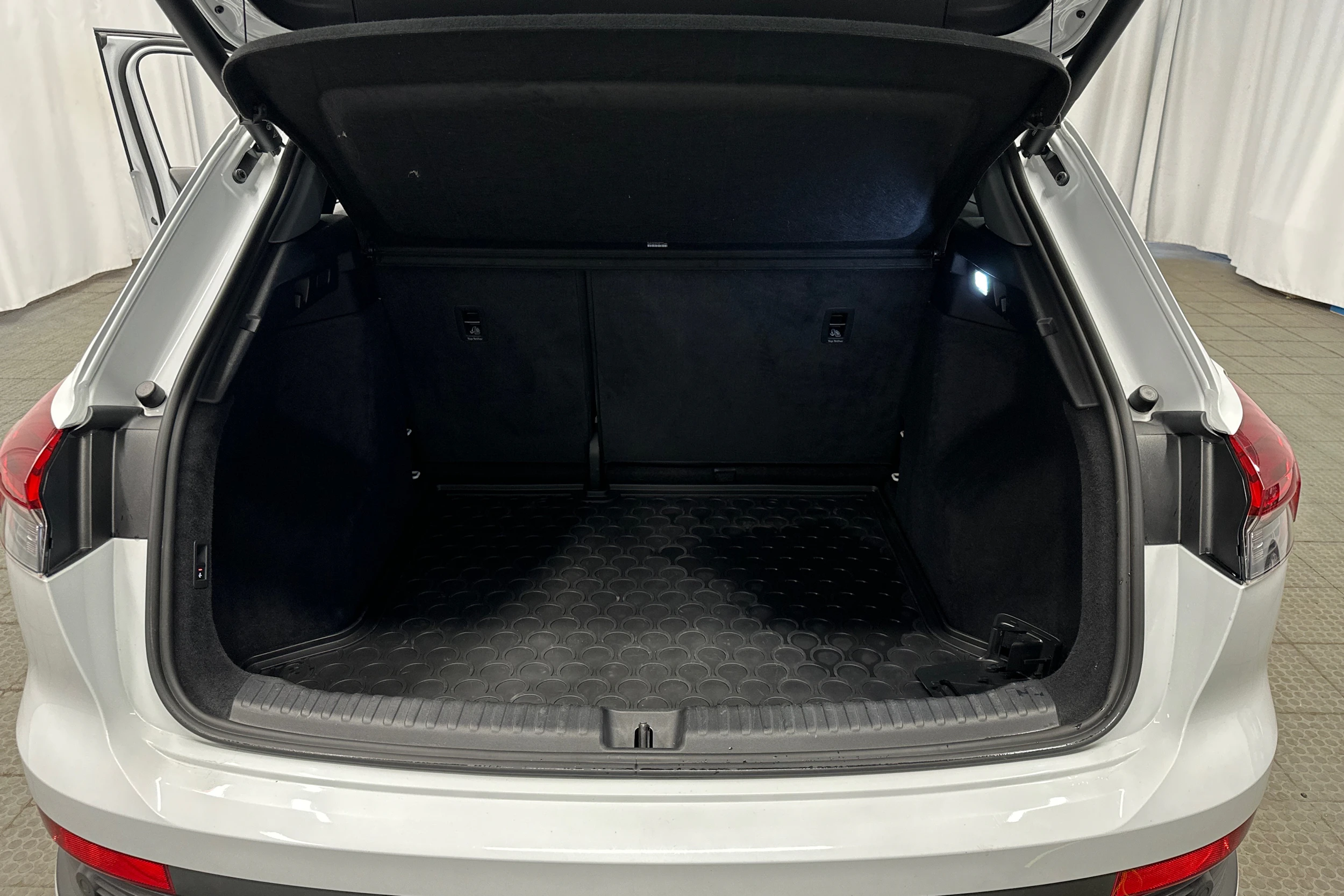 valkoinen Audi Q4 e-tron 2024 kuva 34.