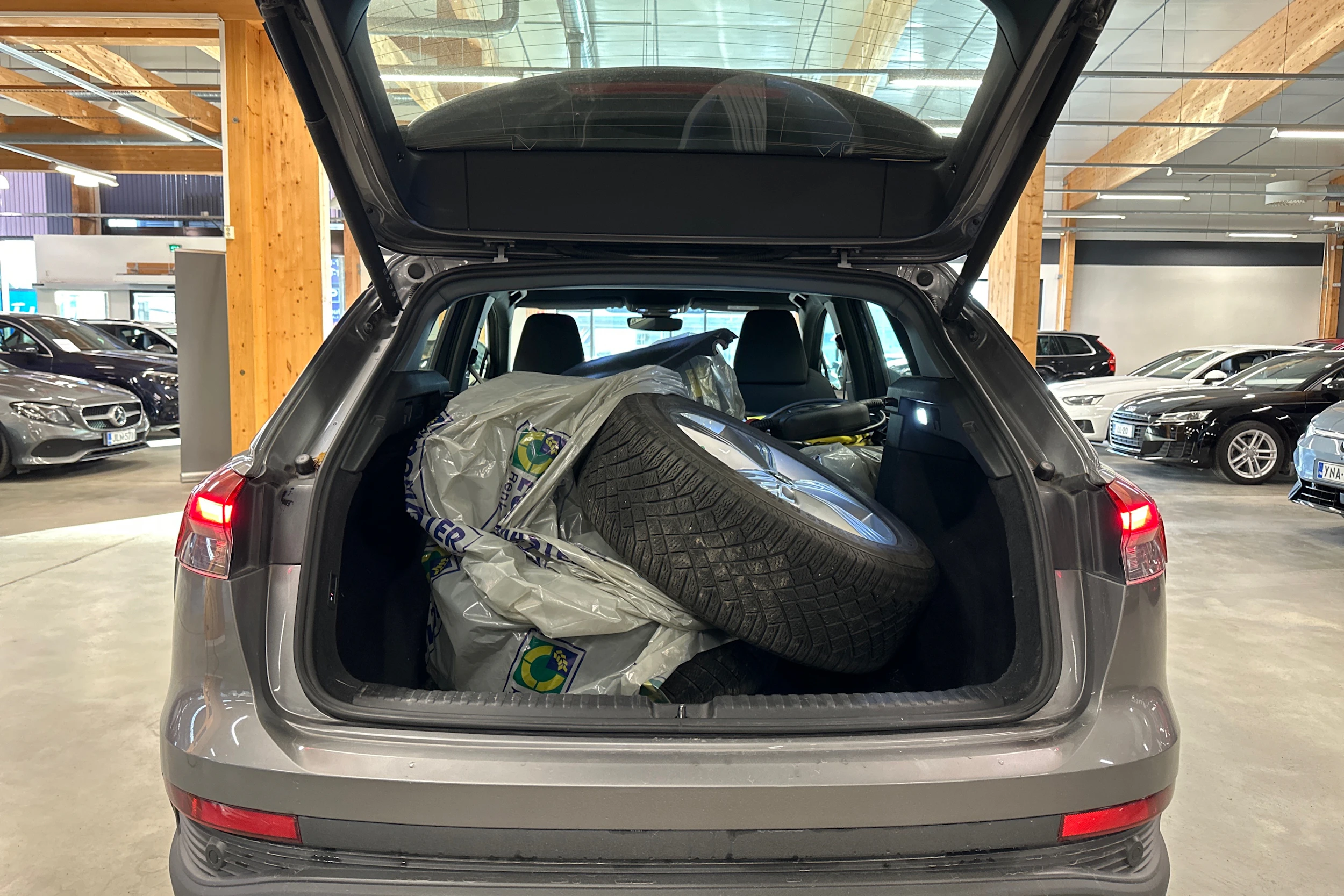 harmaa Audi Q4 e-tron 2024 kuva 9.