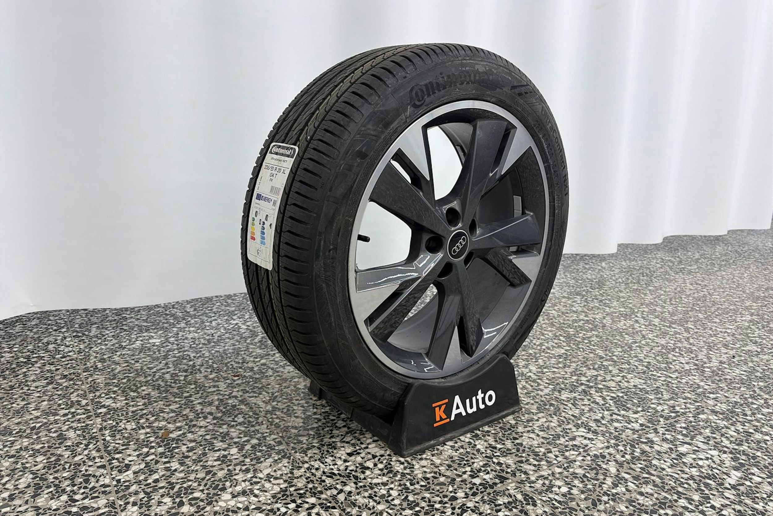 harmaa Audi Q4 e-tron 2024 kuva 13.