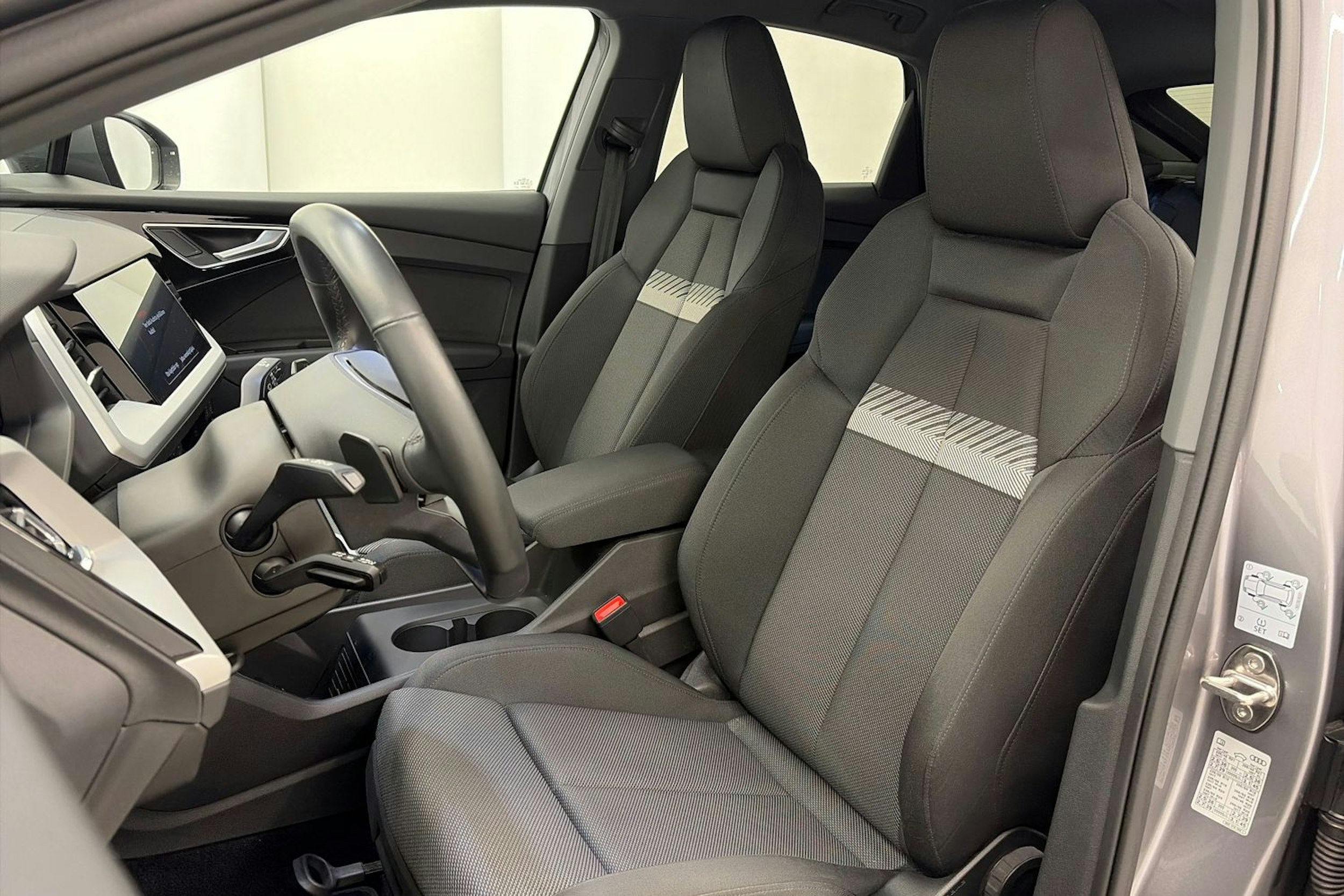 harmaa Audi Q4 e-tron 2024 kuva 16.