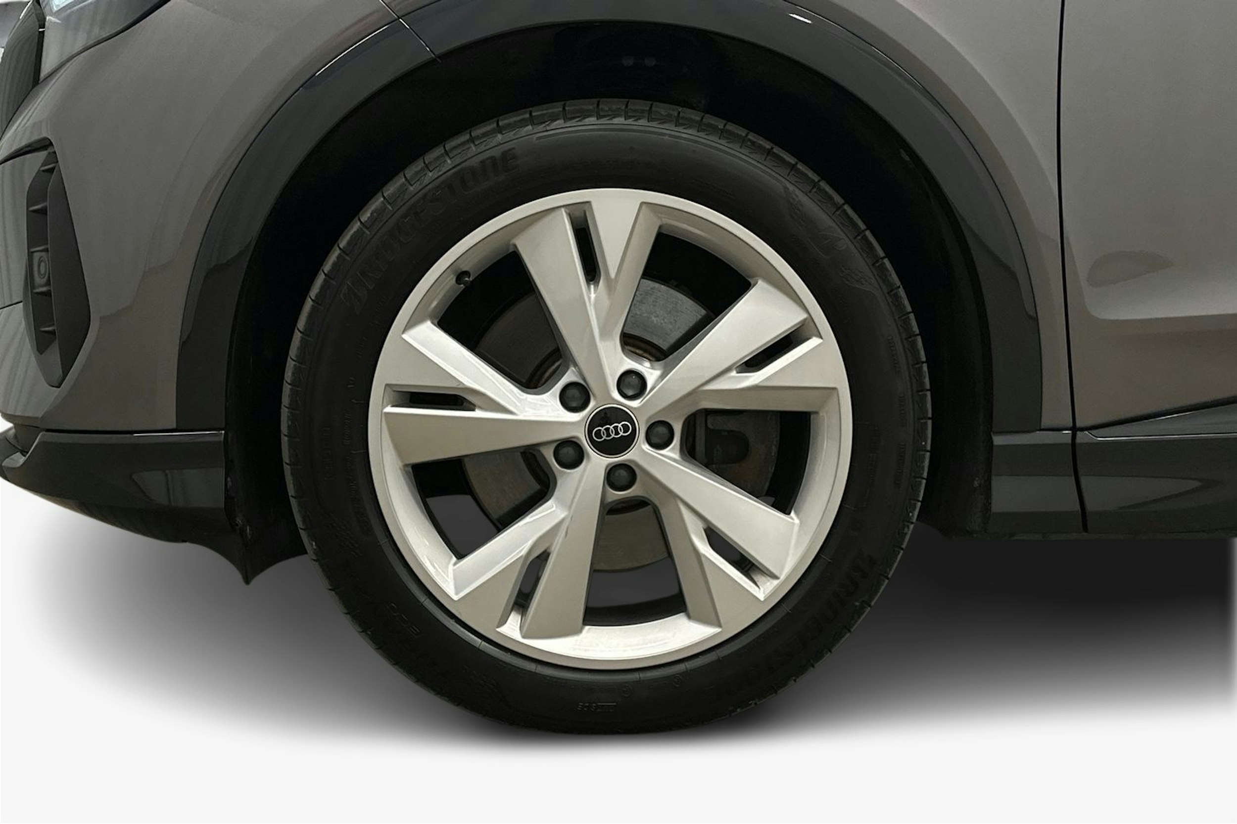 harmaa Audi Q4 e-tron 2024 kuva 11.