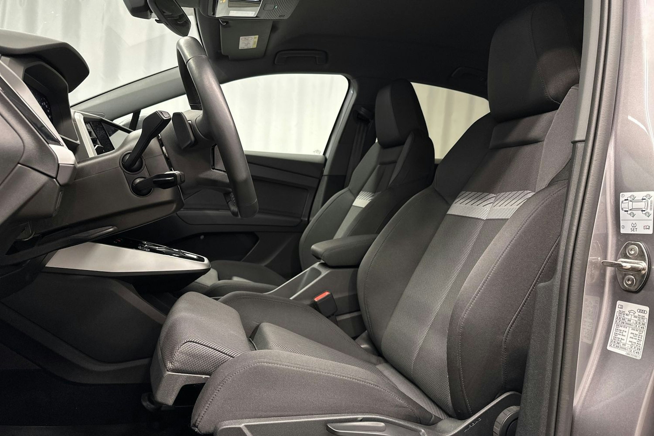 harmaa Audi Q4 e-tron 2024 kuva 16.
