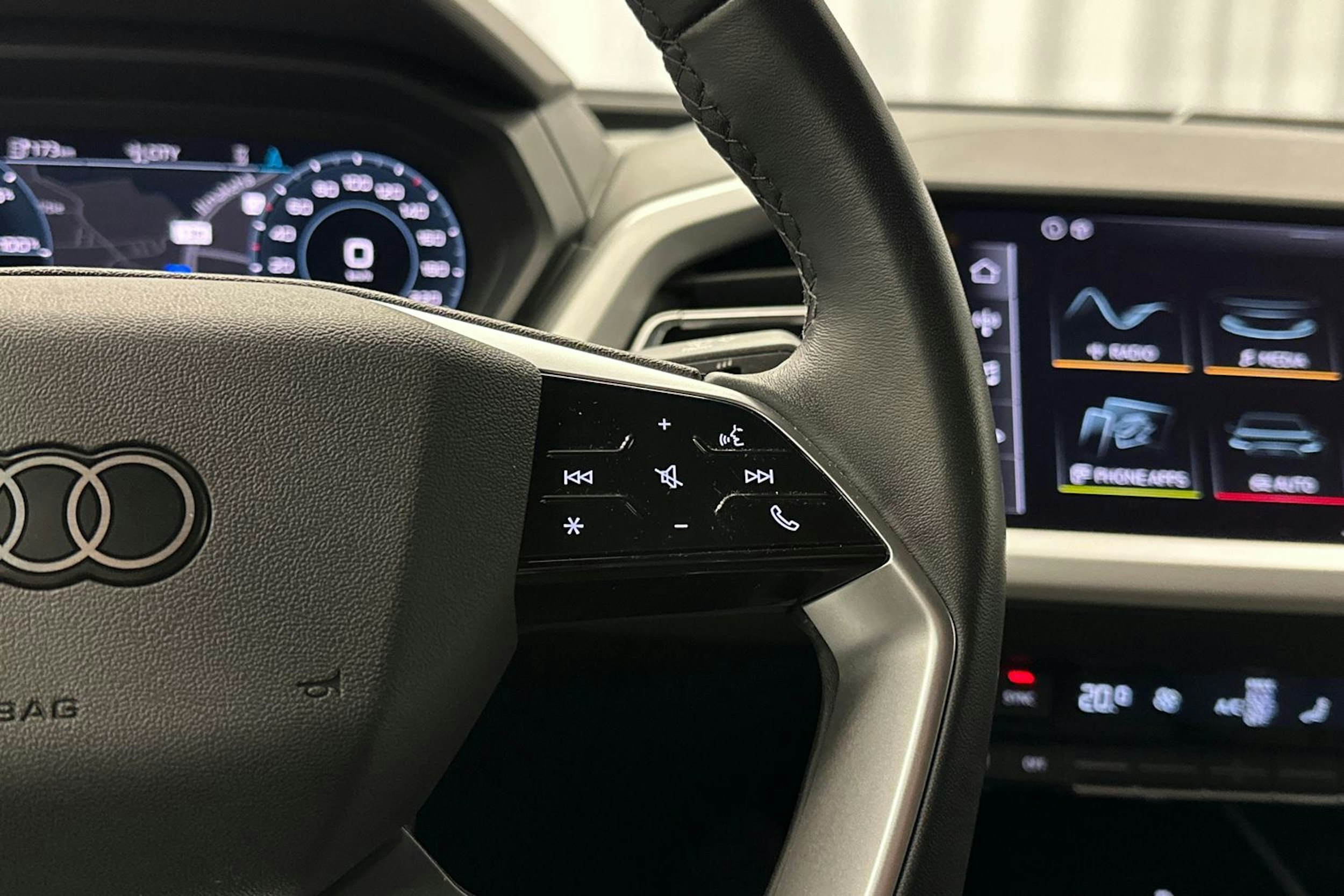 harmaa Audi Q4 e-tron 2024 kuva 19.