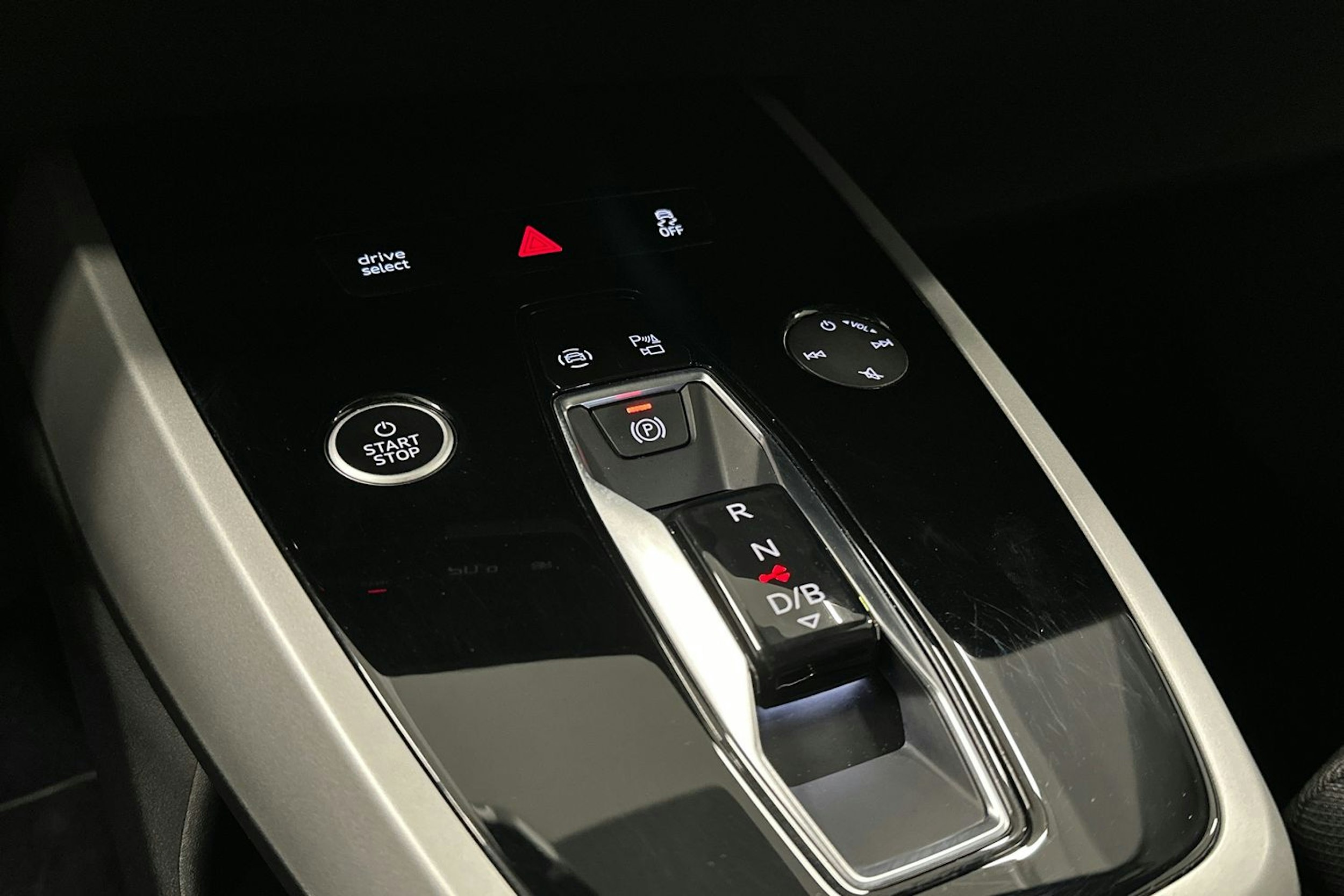 harmaa Audi Q4 e-tron 2024 kuva 23.