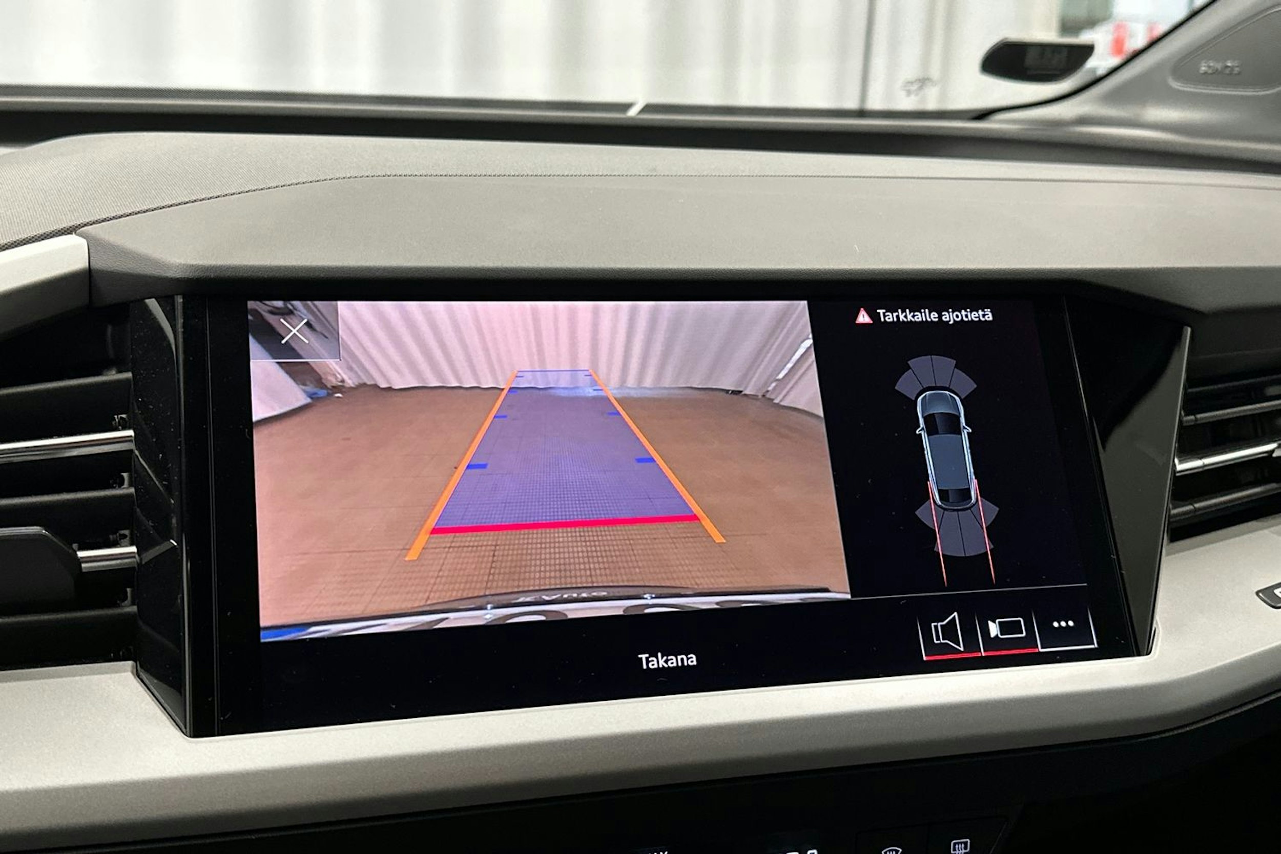 harmaa Audi Q4 e-tron 2024 kuva 34.