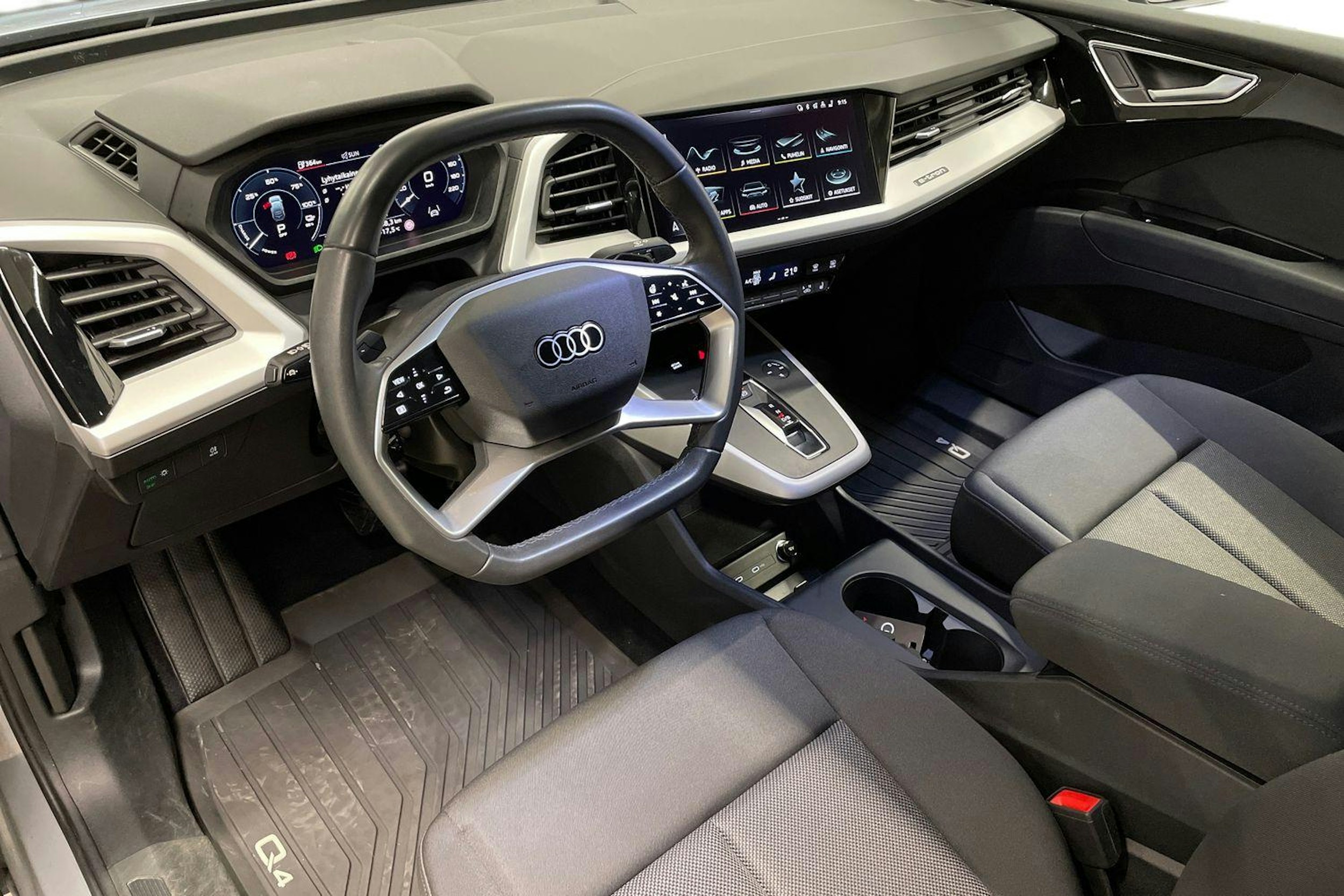 Harmaa Audi Q4 e-tron 2024 kuva 7.