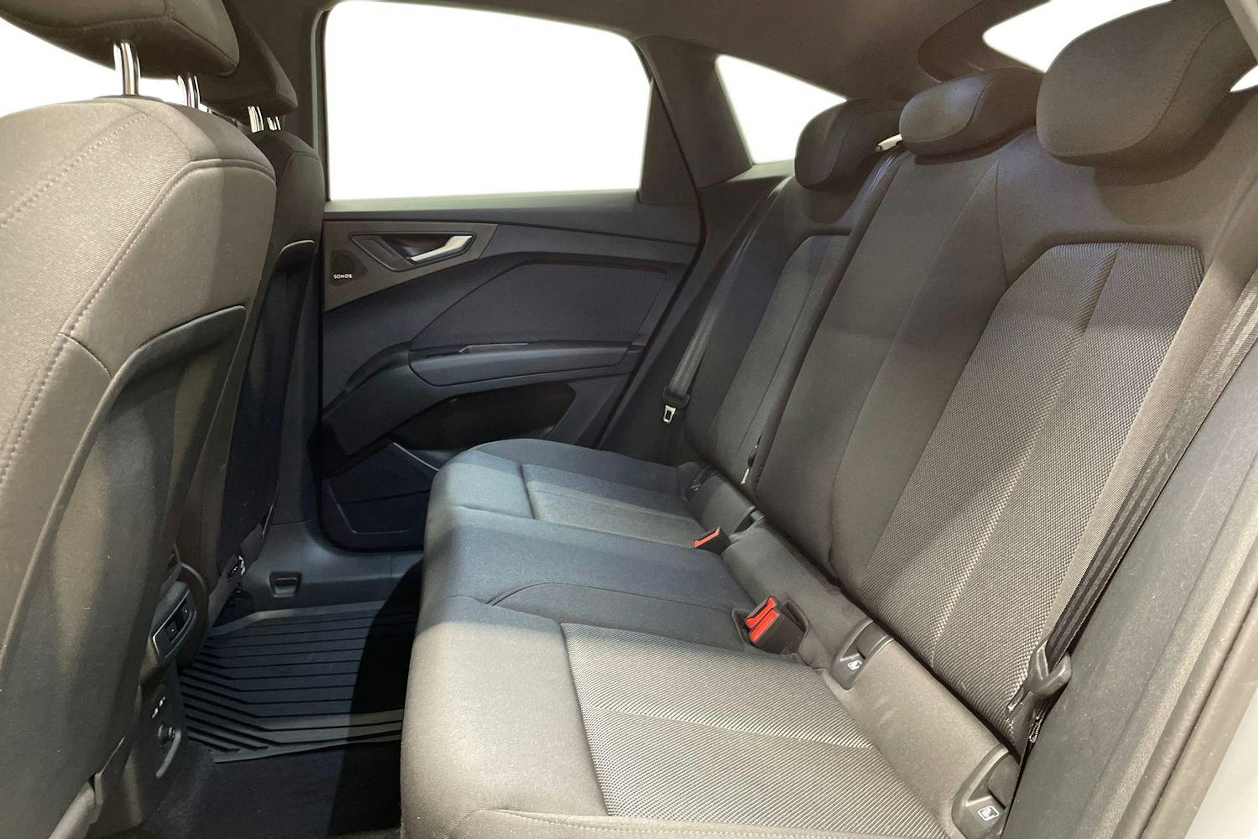 Harmaa Audi Q4 e-tron 2024 kuva 10.