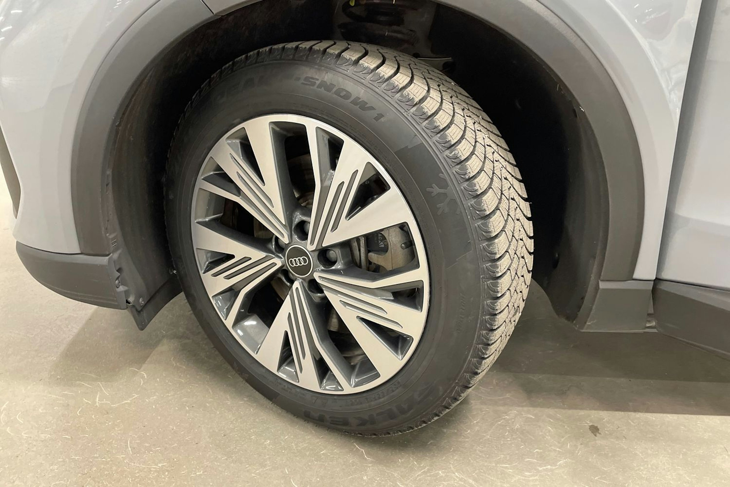 Harmaa Audi Q4 e-tron 2024 kuva 12.