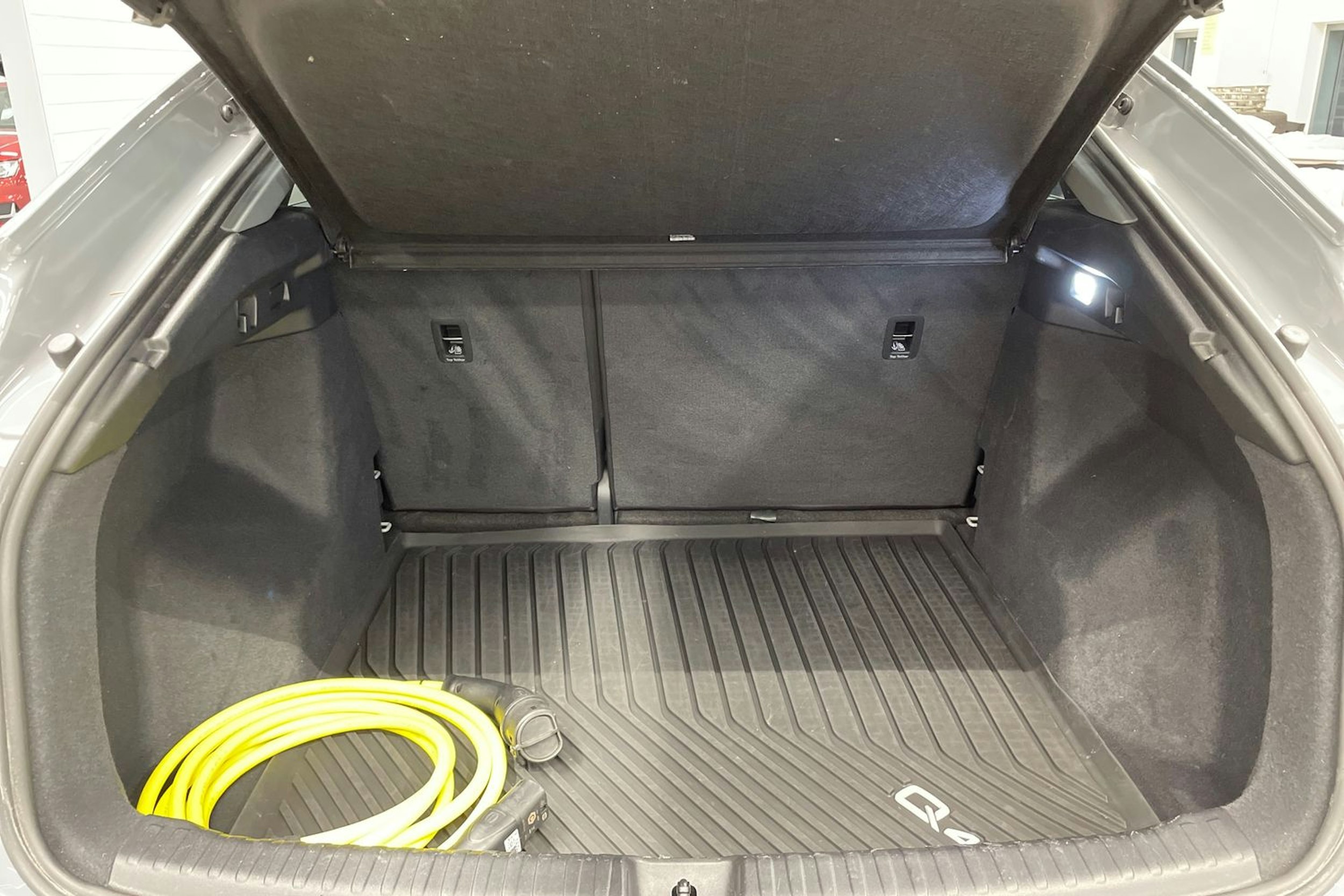 Harmaa Audi Q4 e-tron 2024 kuva 13.