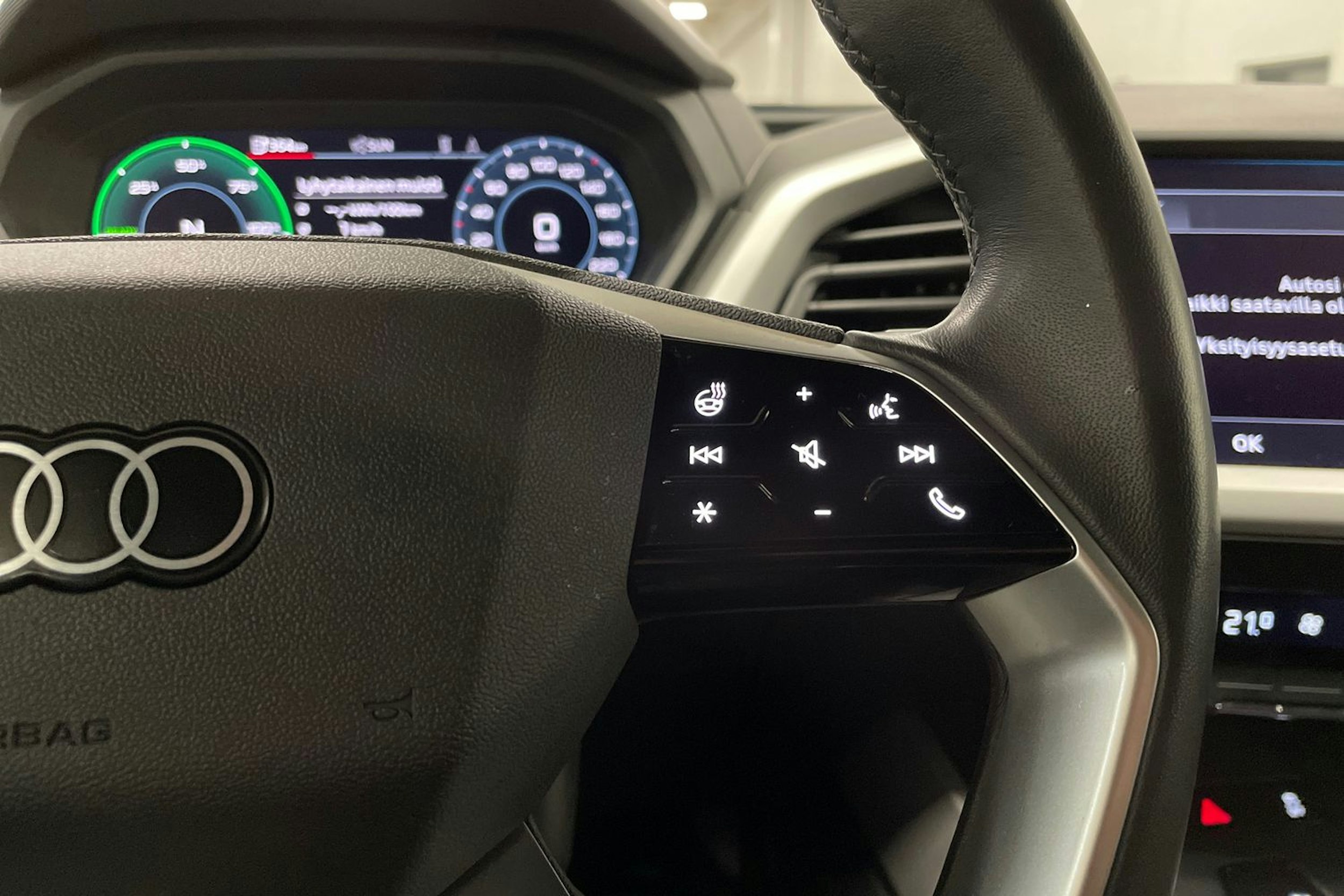 Harmaa Audi Q4 e-tron 2024 kuva 24.