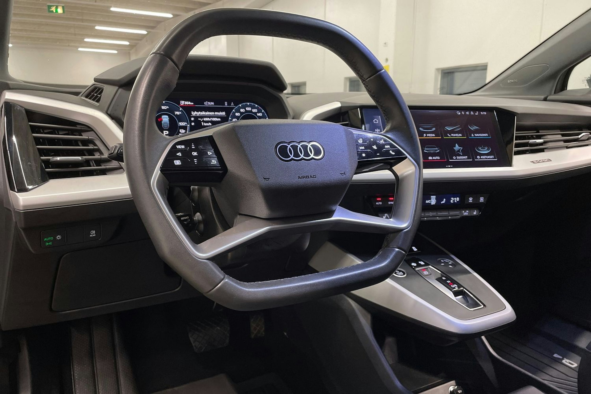 Harmaa Audi Q4 e-tron 2024 kuva 27.