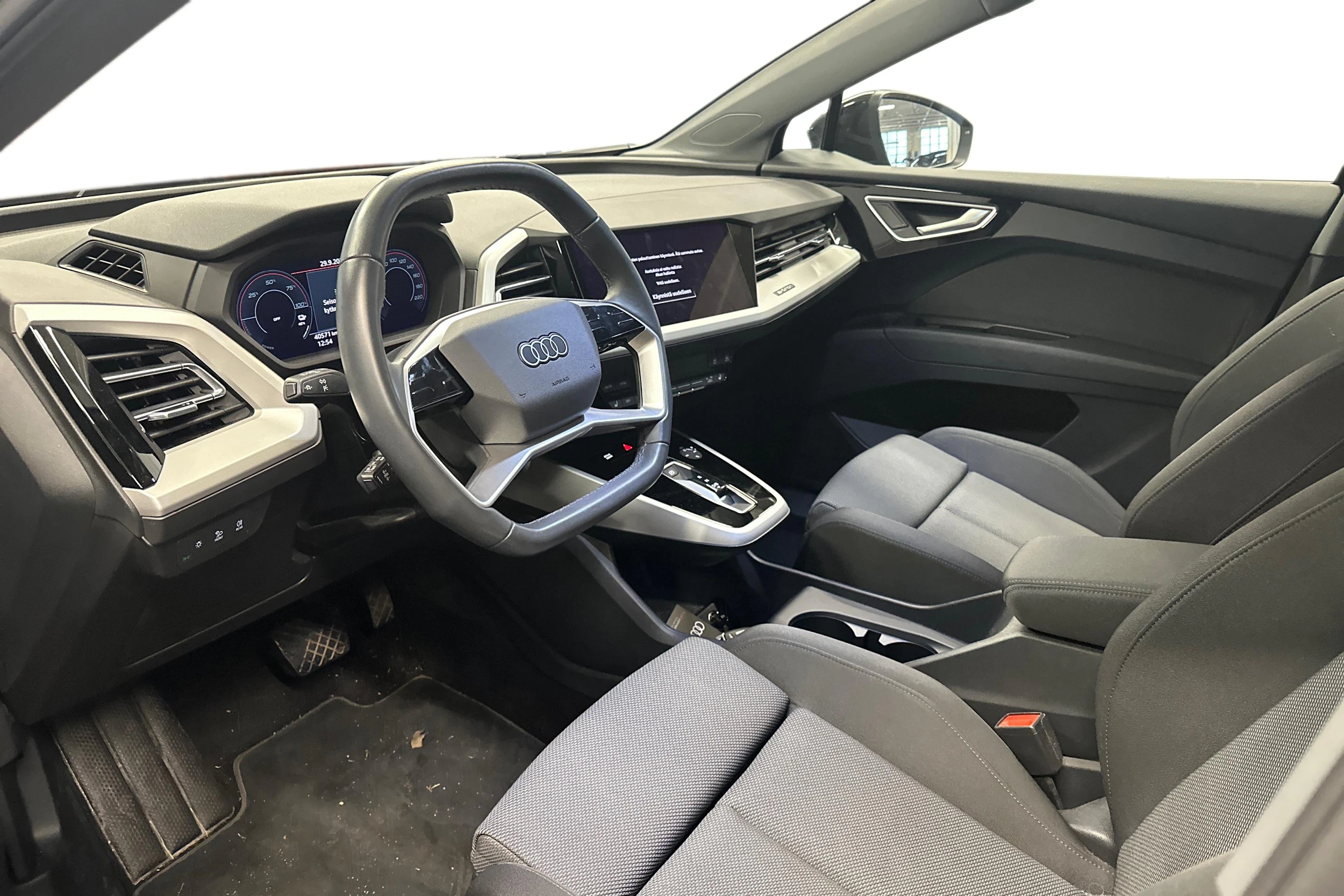 musta Audi Q4 e-tron 2024 kuva 3.