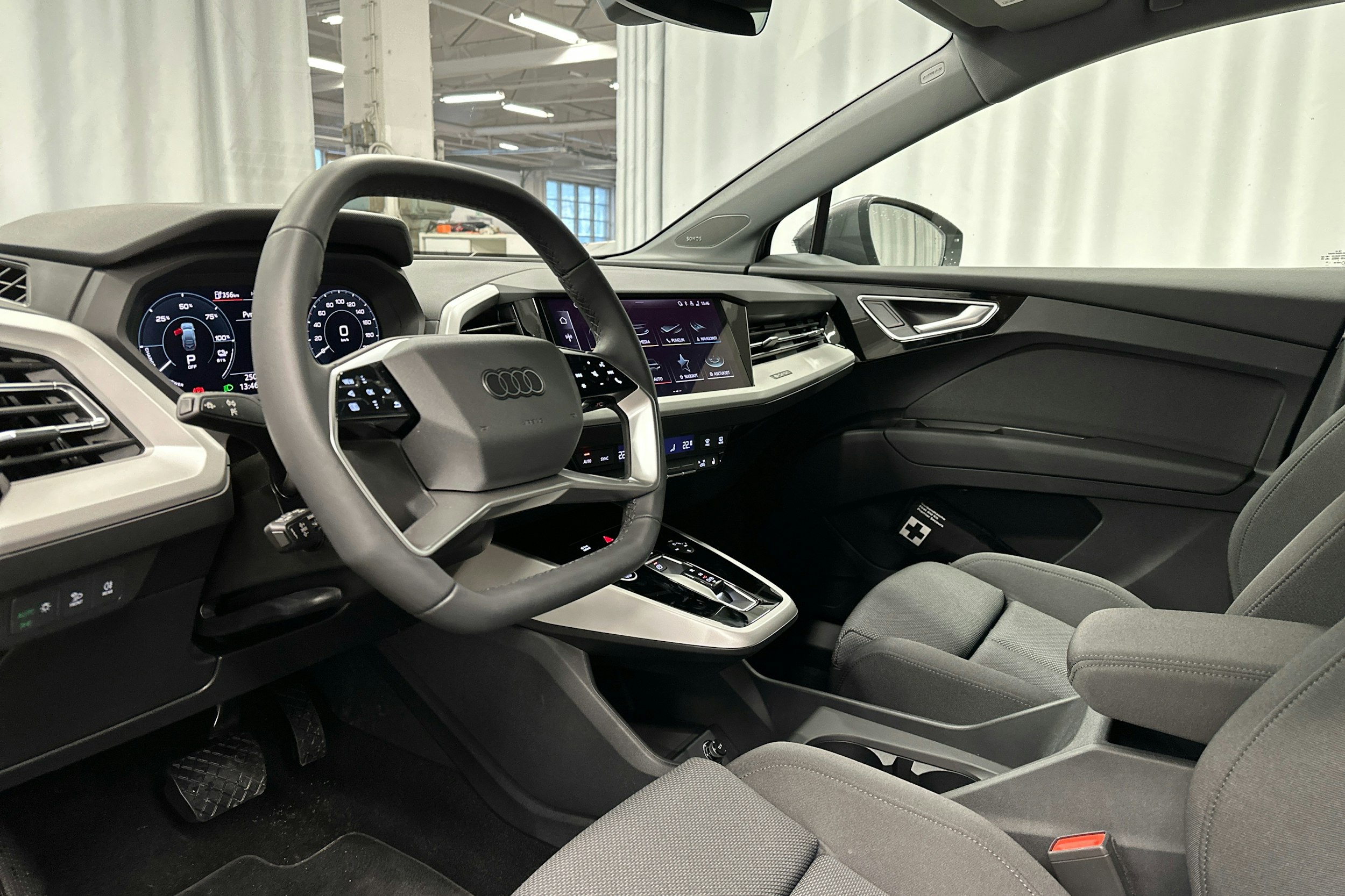 Harmaa Audi Q4 e-tron 2024 kuva 6.
