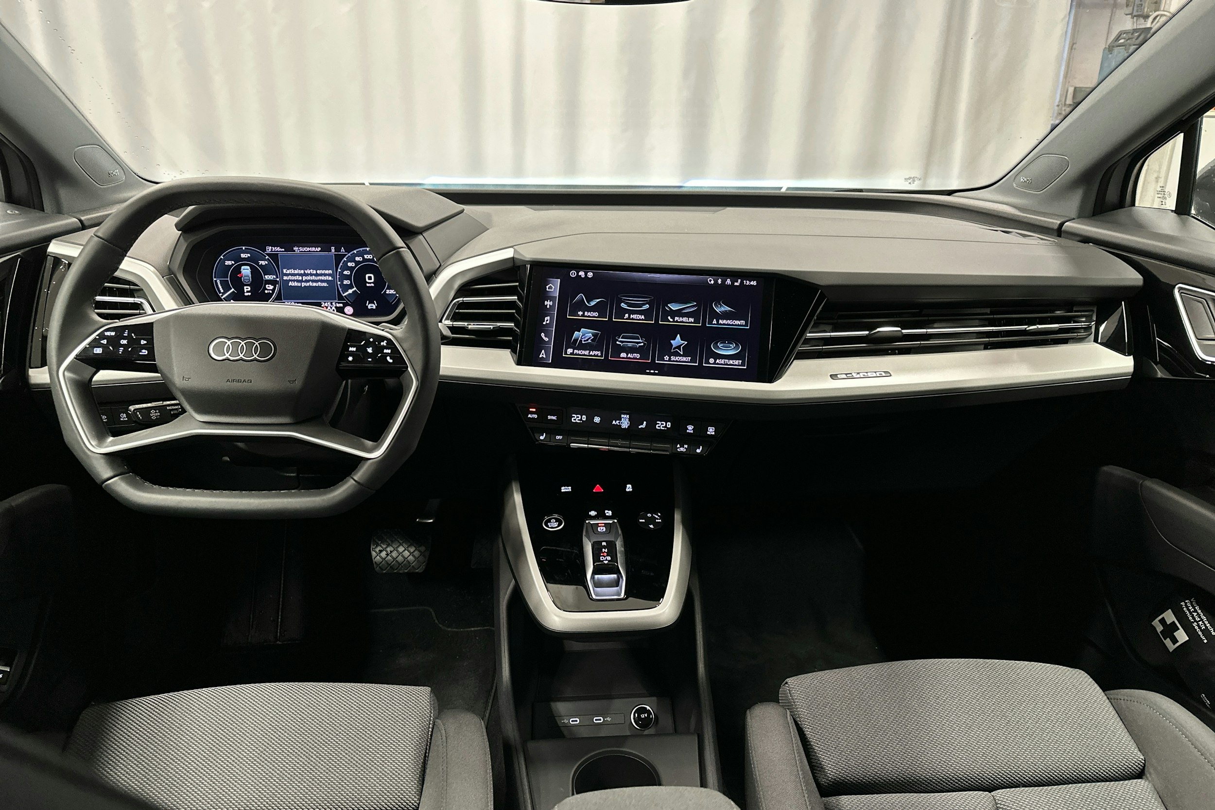 Harmaa Audi Q4 e-tron 2024 kuva 7.