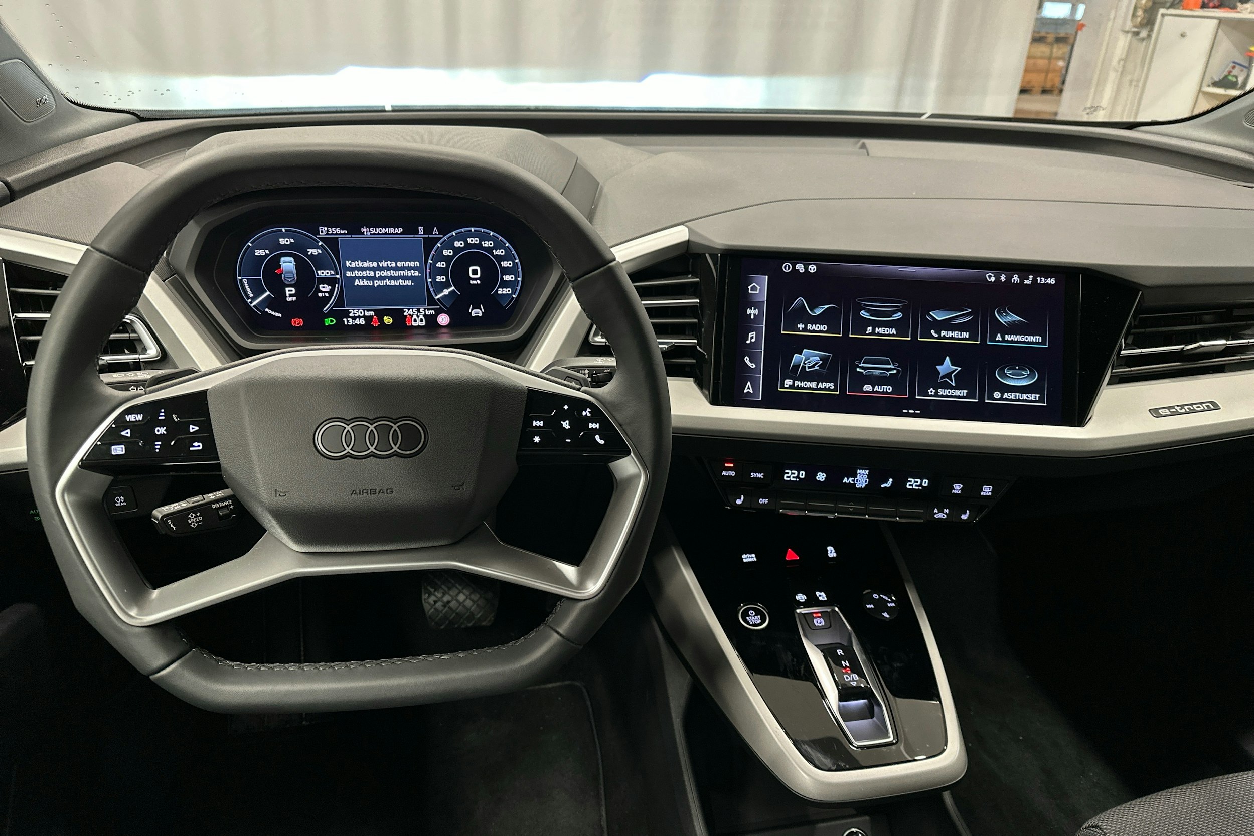 Harmaa Audi Q4 e-tron 2024 kuva 8.