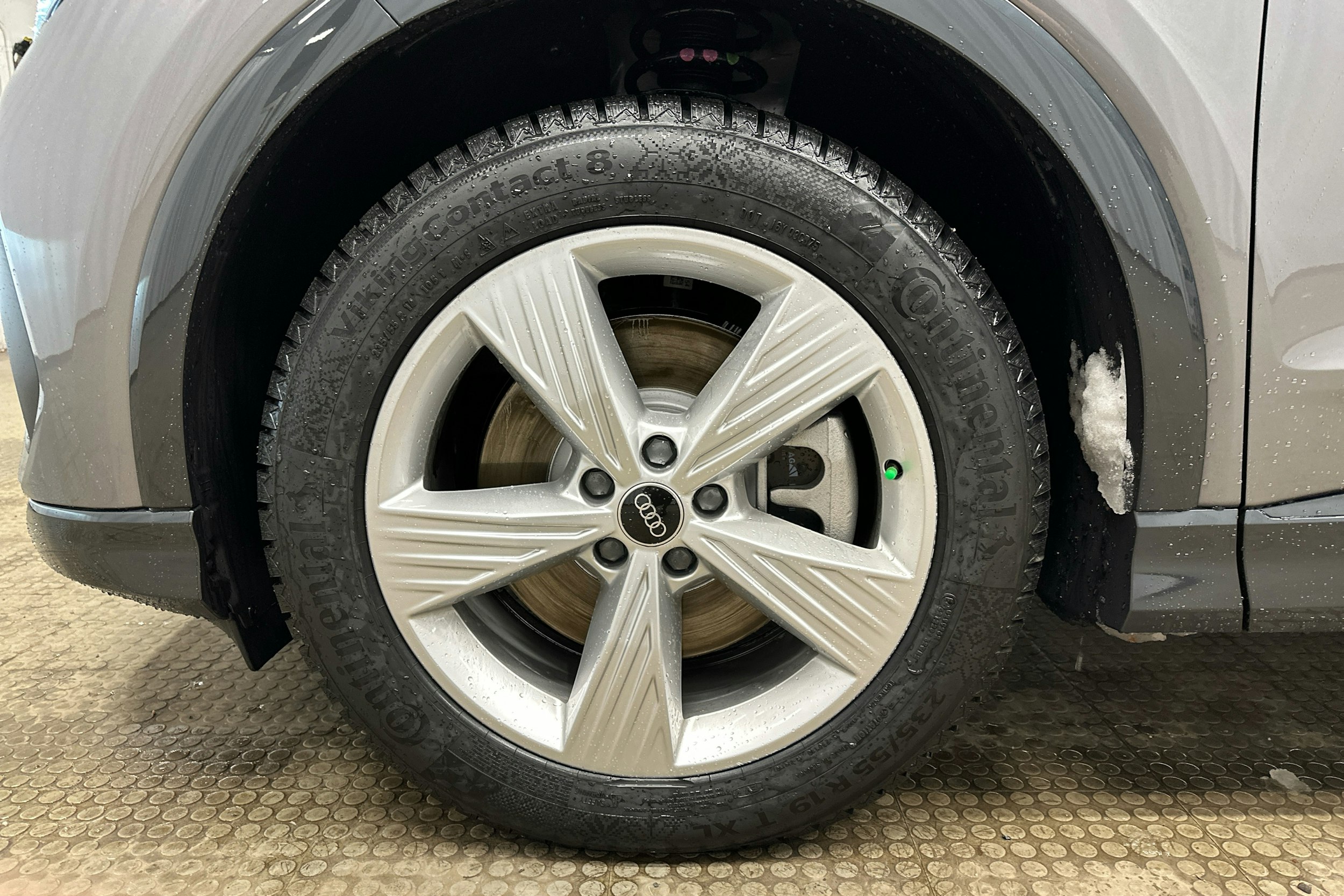 Harmaa Audi Q4 e-tron 2024 kuva 9.