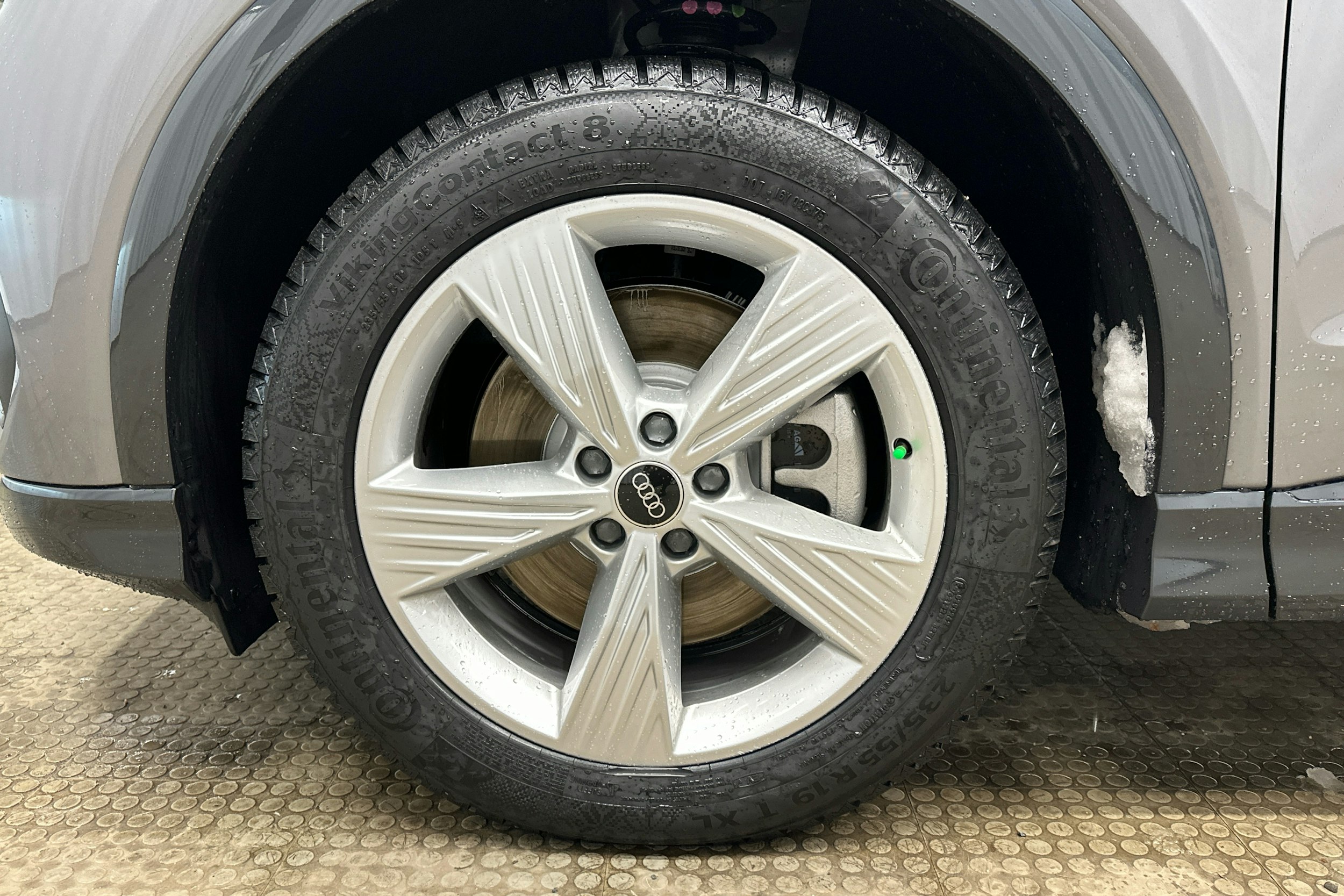 Harmaa Audi Q4 e-tron 2024 kuva 10.