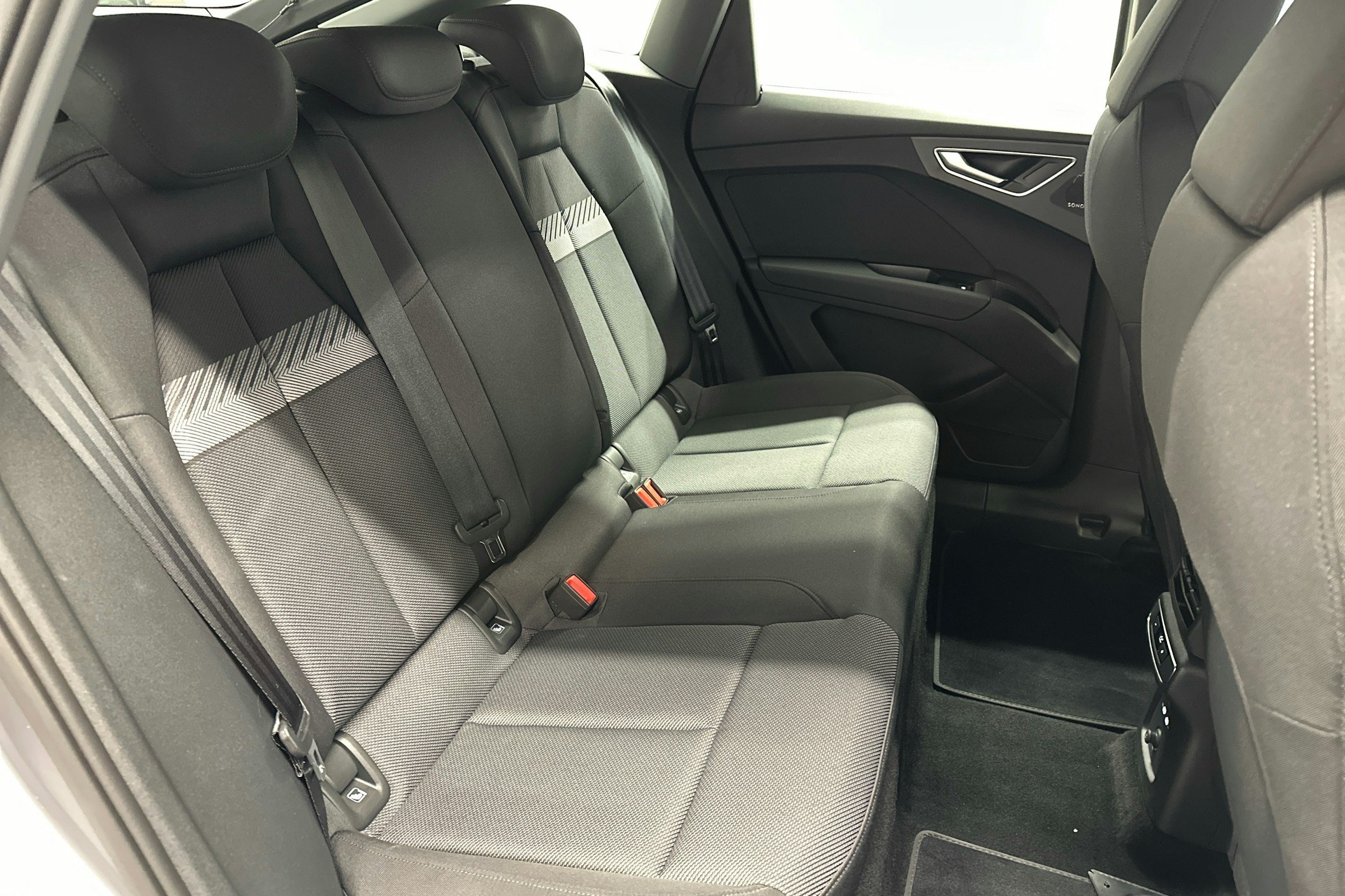 Harmaa Audi Q4 e-tron 2024 kuva 13.