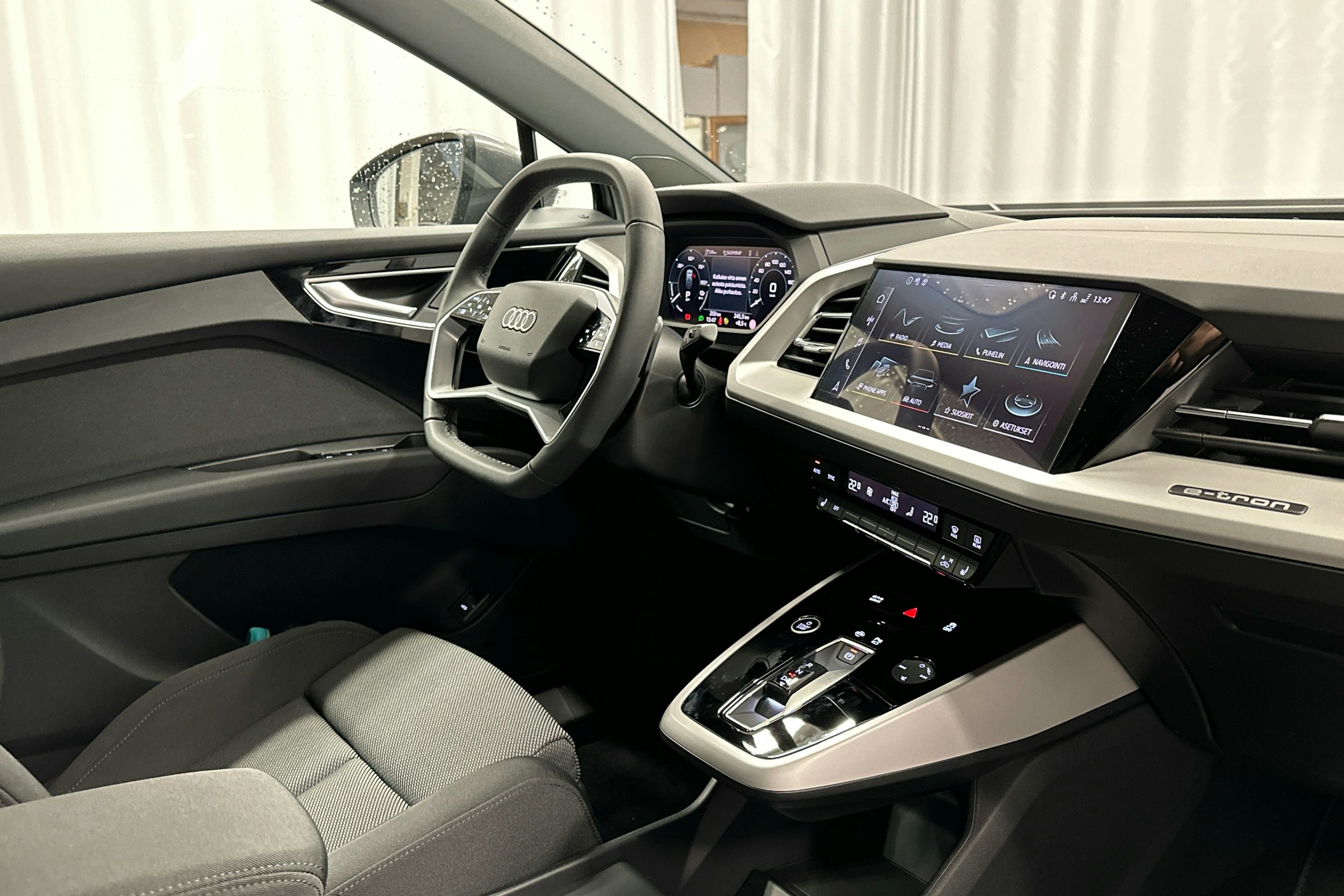 Harmaa Audi Q4 e-tron 2024 kuva 14.