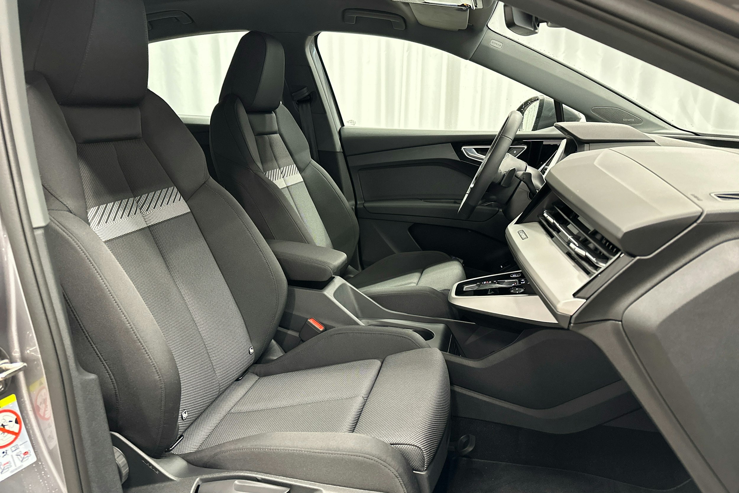 Harmaa Audi Q4 e-tron 2024 kuva 15.