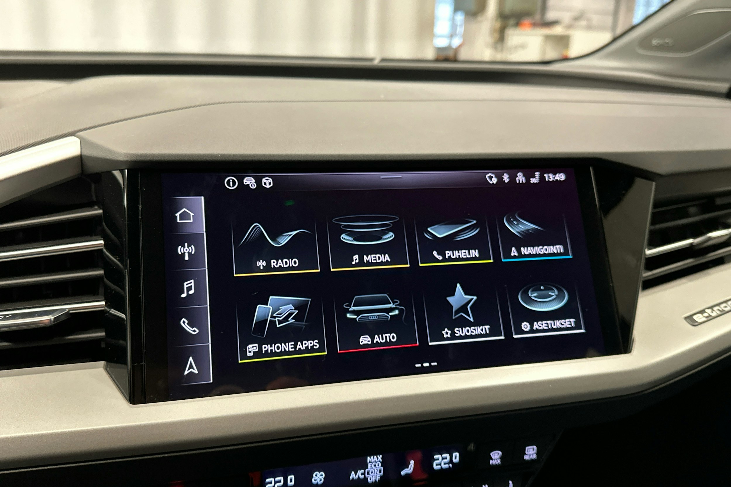 Harmaa Audi Q4 e-tron 2024 kuva 18.