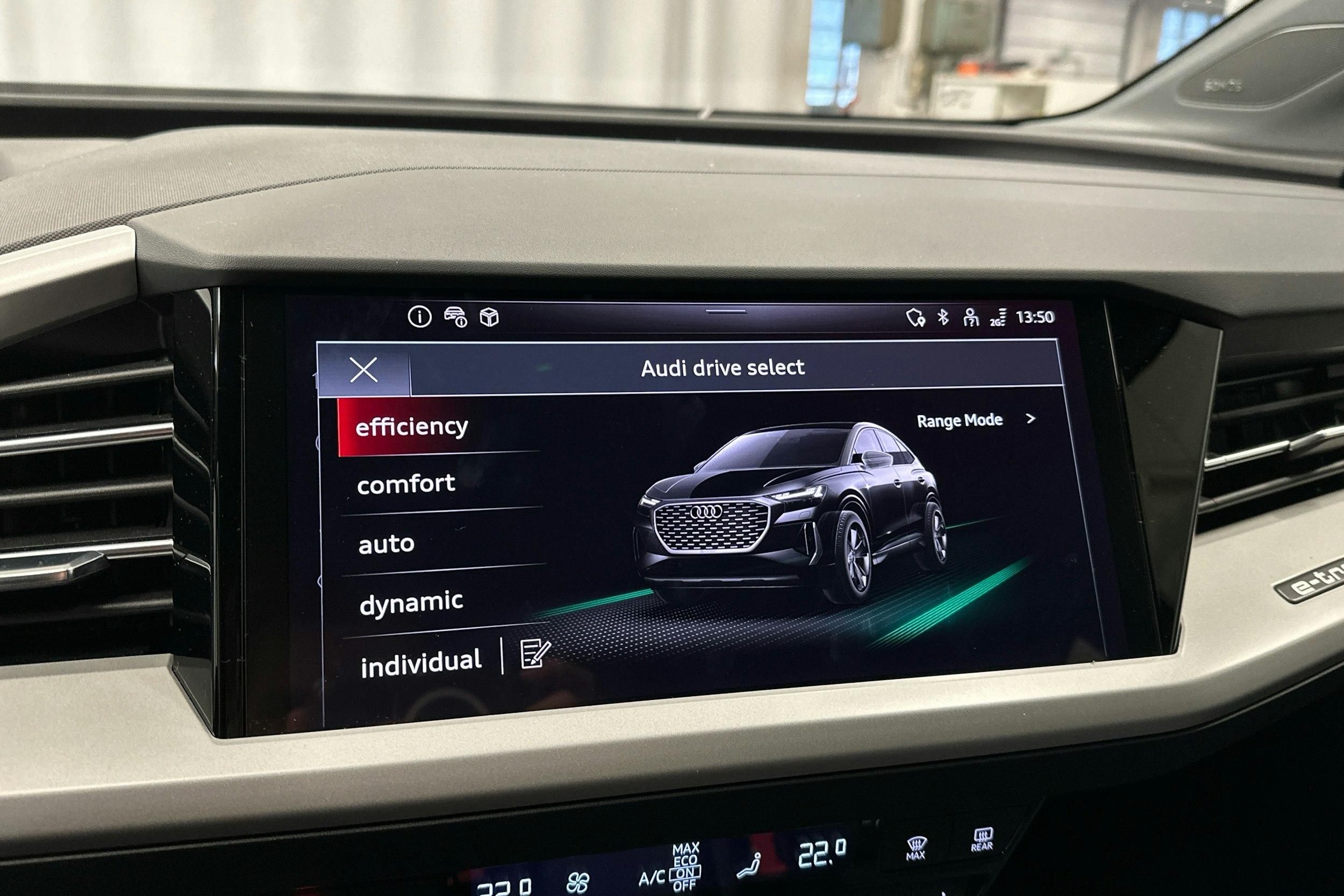 Harmaa Audi Q4 e-tron 2024 kuva 24.