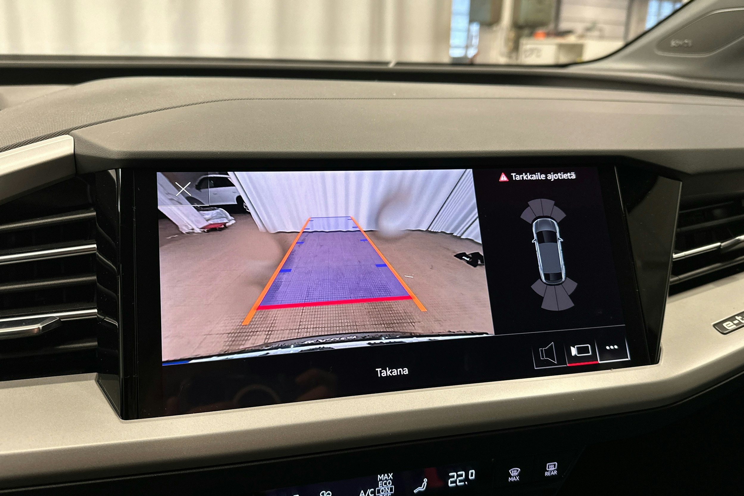 Harmaa Audi Q4 e-tron 2024 kuva 25.