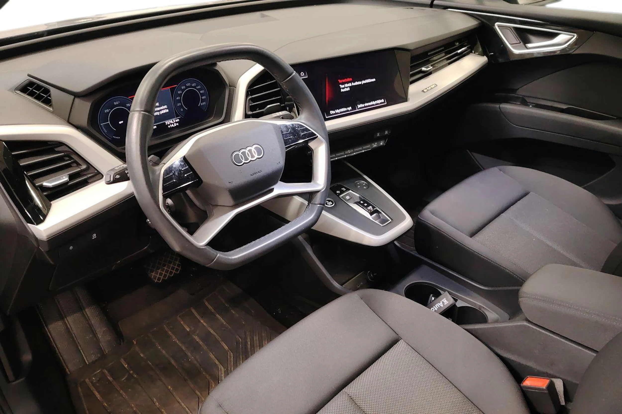 Harmaa Audi Q4 e-tron 2024 kuva 3.