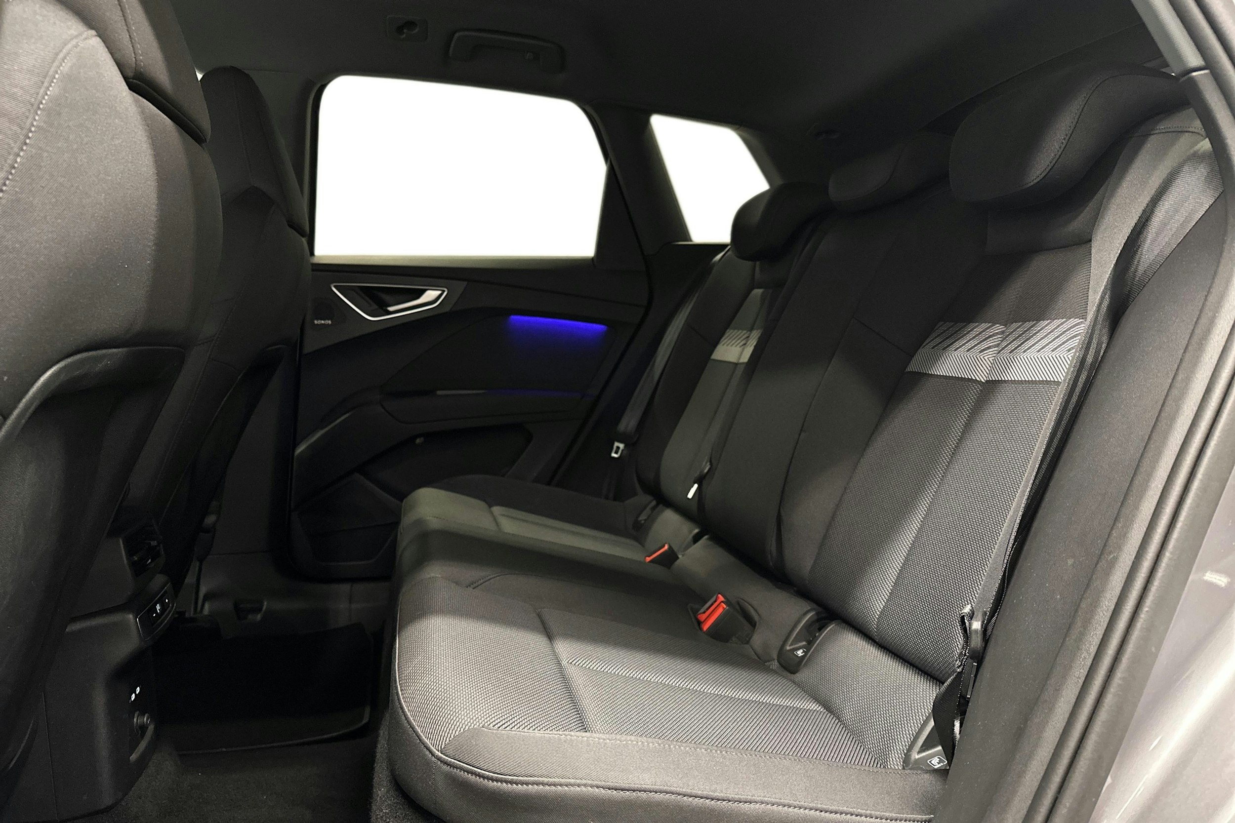 harmaa Audi Q4 e-tron 2024 kuva 8.