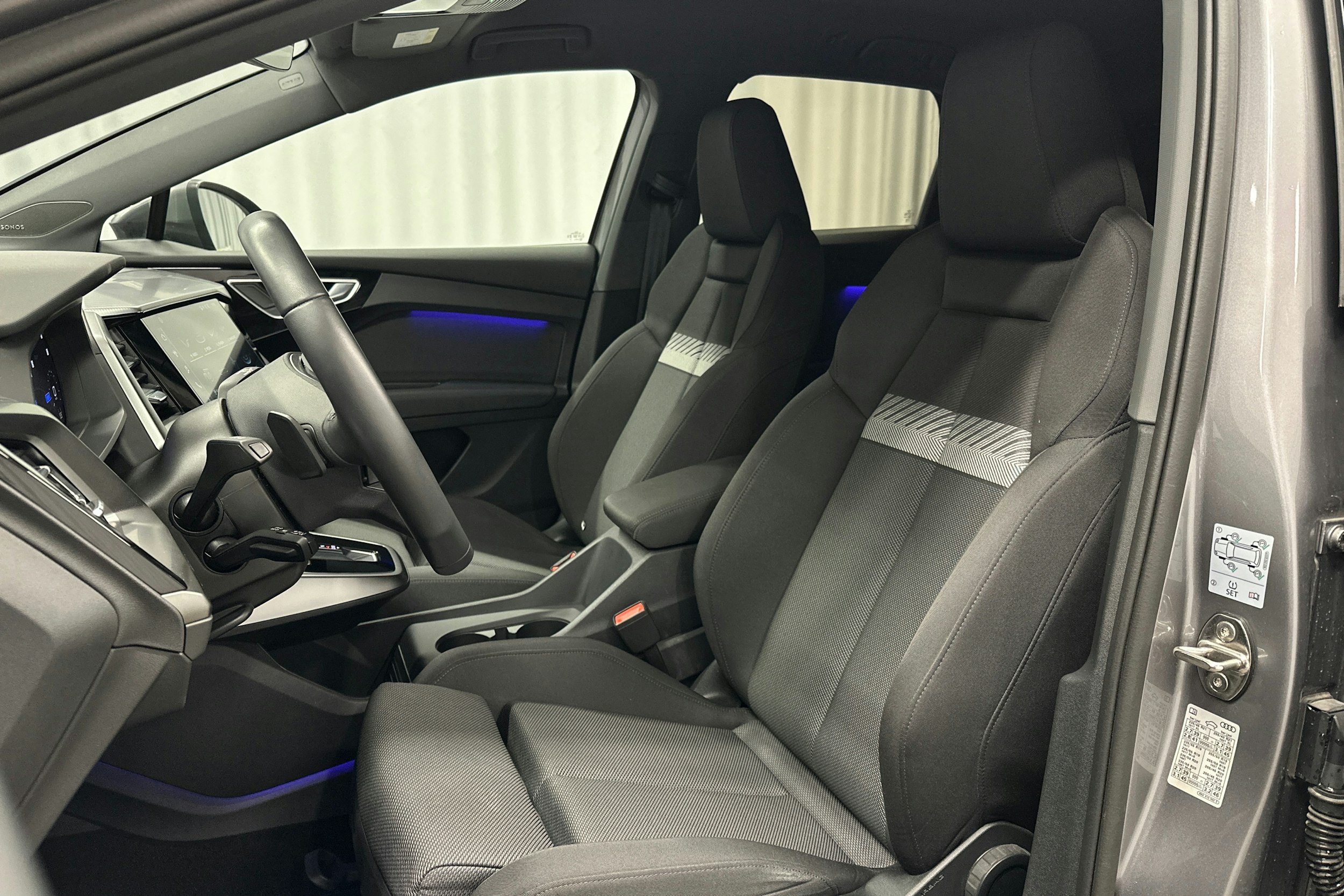 harmaa Audi Q4 e-tron 2024 kuva 14.